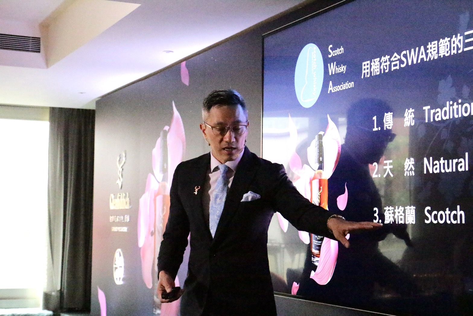 「格蘭菲迪Glenfiddich」品牌大使James詳細解說使用泡盛酒桶始末。