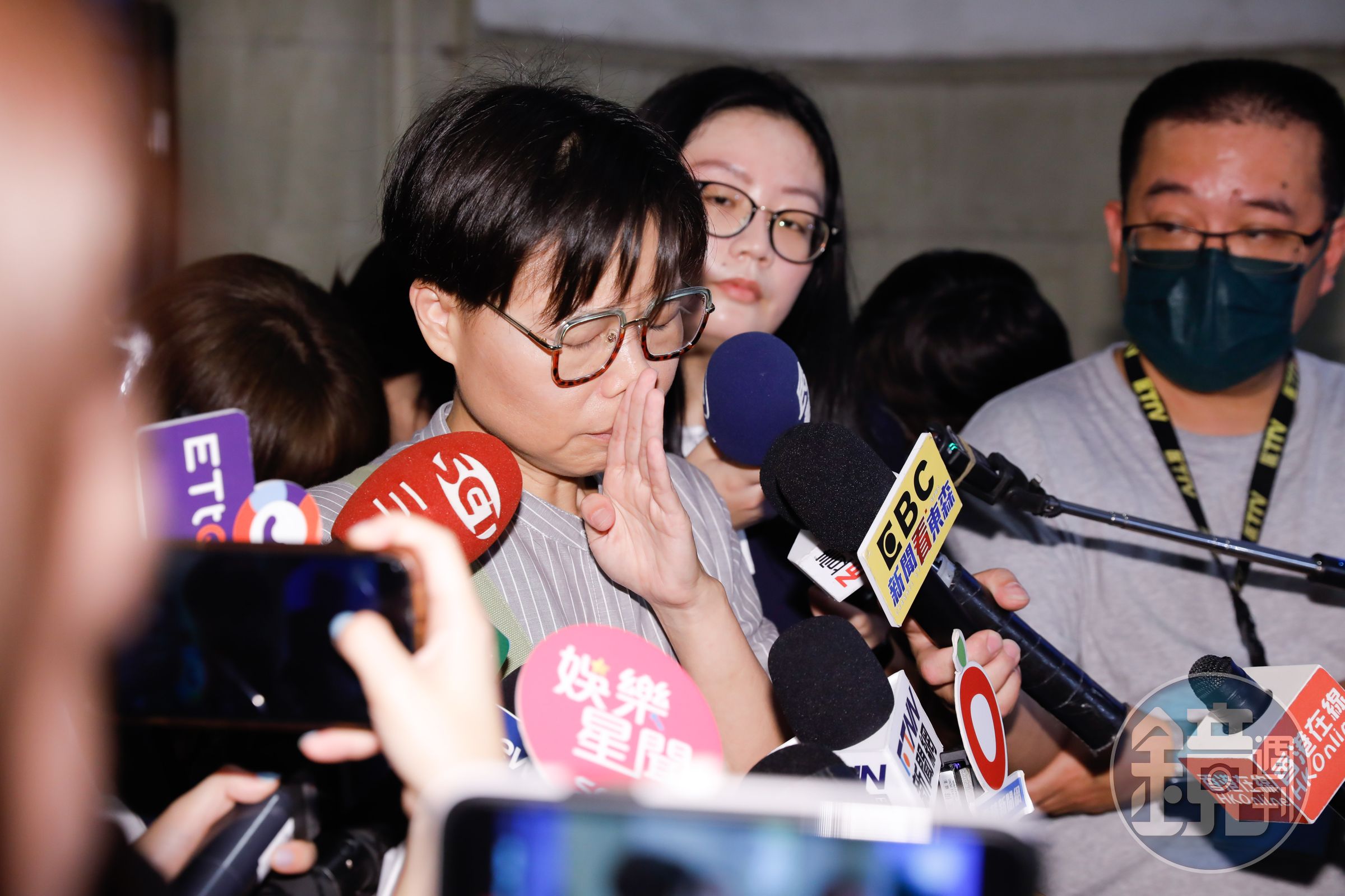 講到激動處,黃舒湄多次情緒失控、潸然淚下。