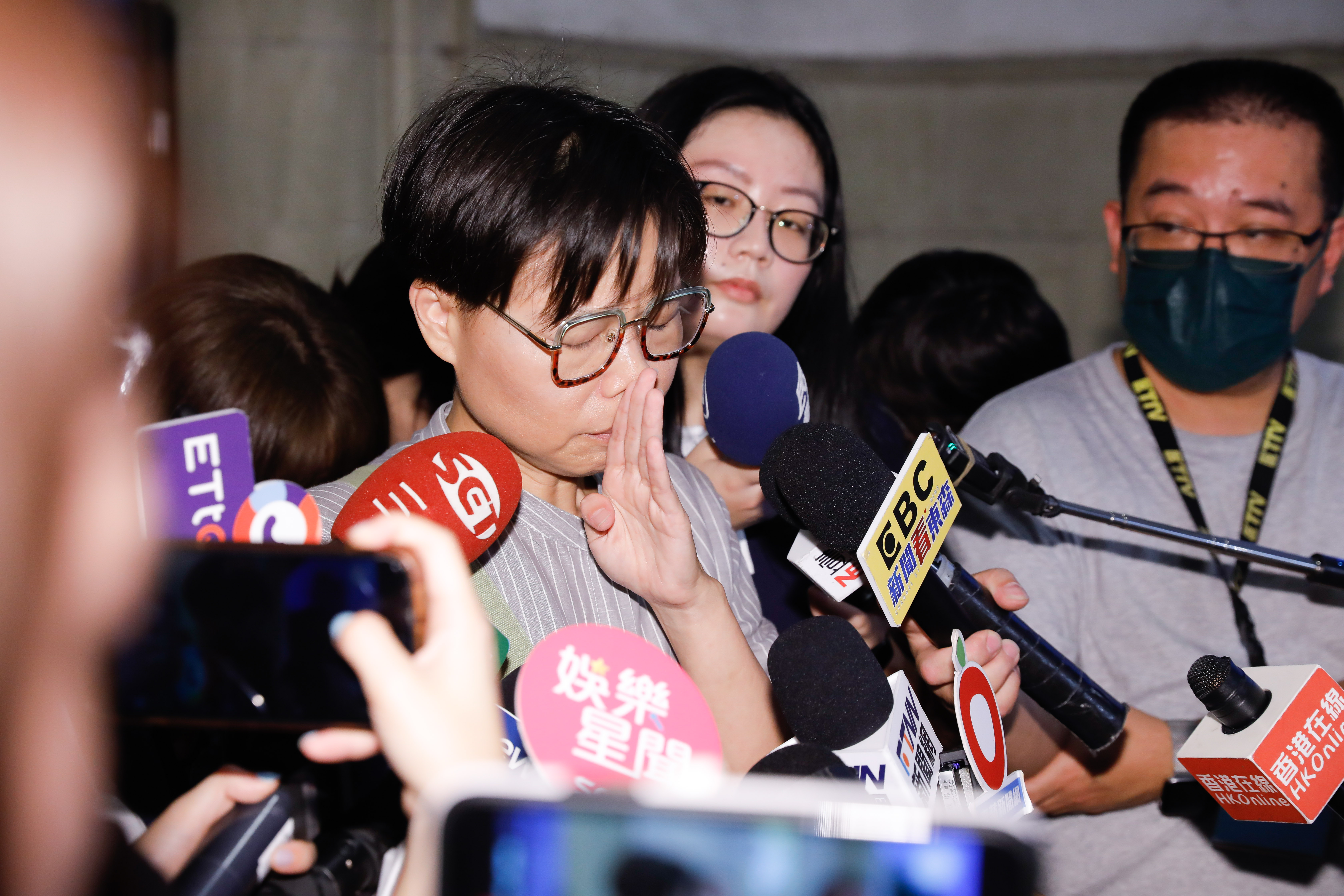 講到激動處,黃舒湄多次情緒失控、潸然淚下。