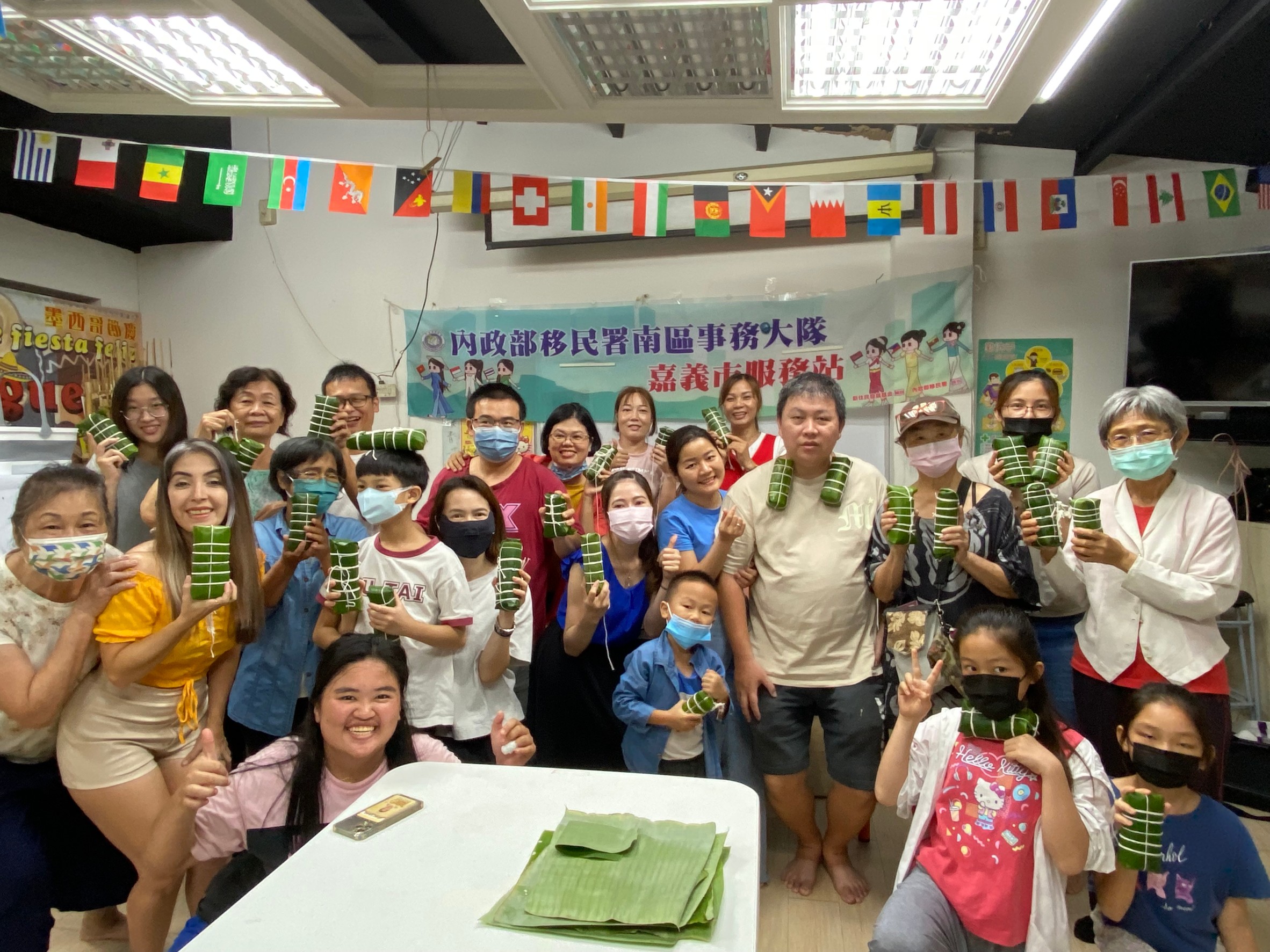 移民署邀新住民分享母國包粽習俗。（移民署提供）