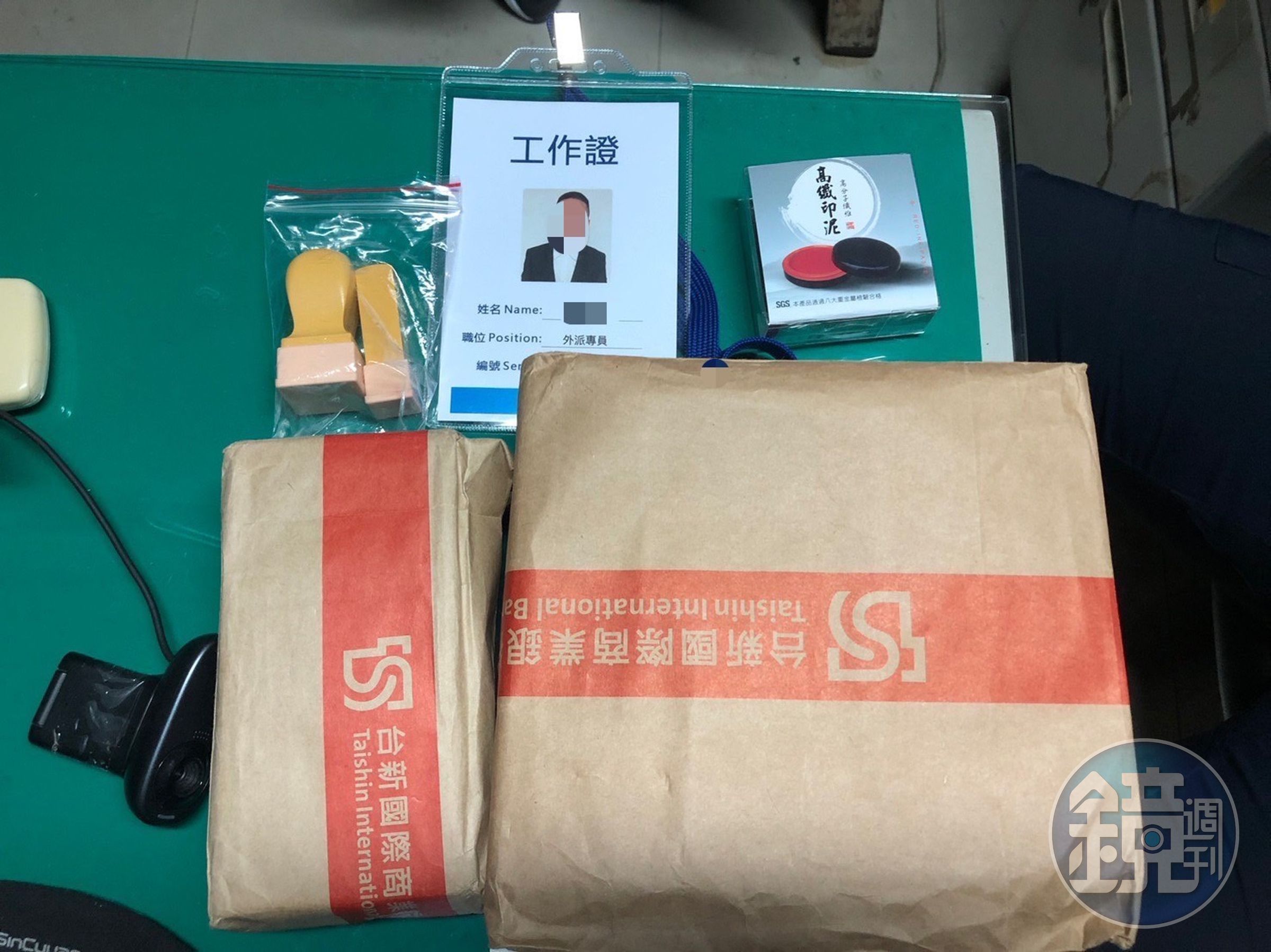 警方起出車手假證件、贓證物。(翻攝畫面)