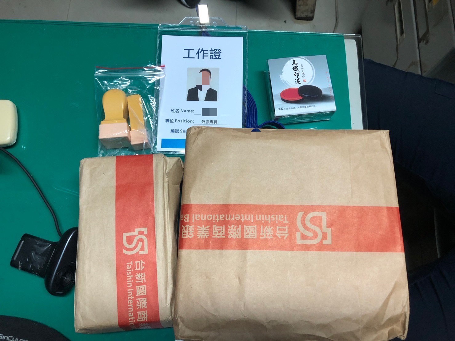 警方起出車手假證件、贓證物。（翻攝畫面）