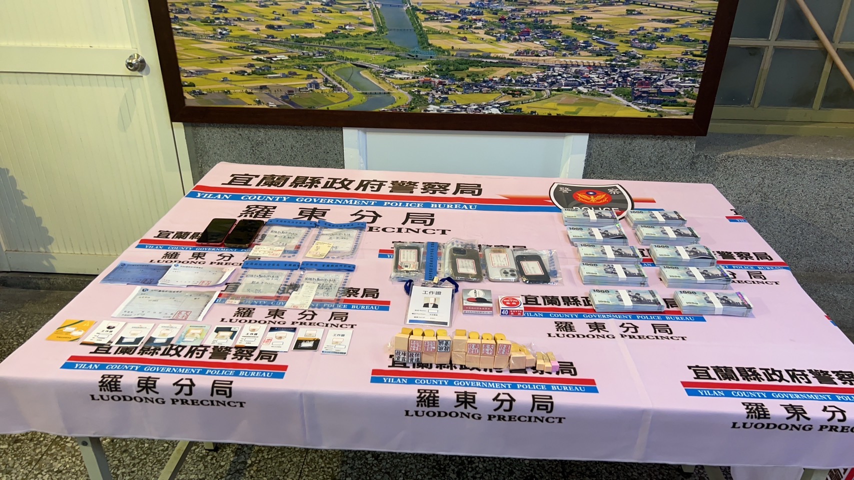 警方查扣贓證物。(翻攝畫面)