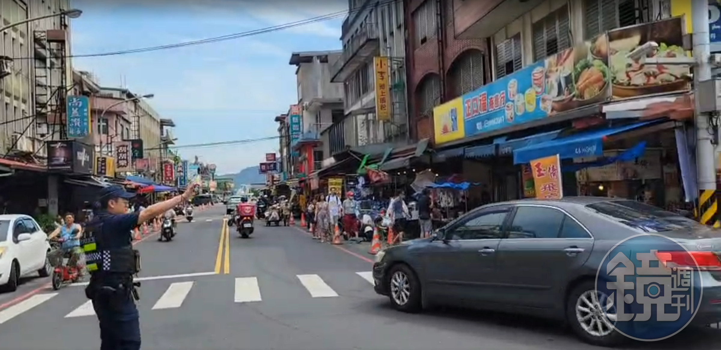 警方在南方澳市區指揮交通。（翻攝畫面）
