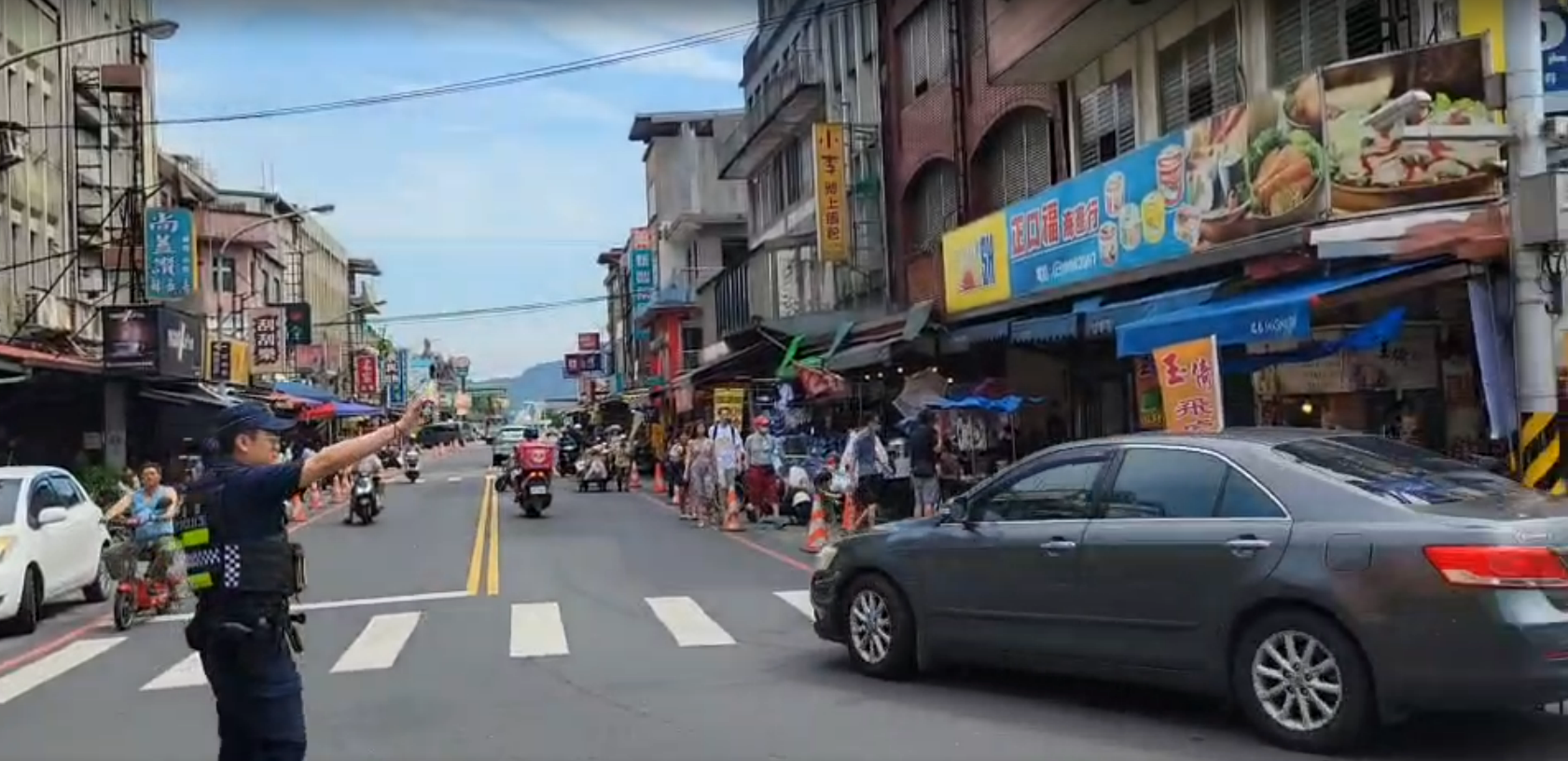 警方在南方澳市區指揮交通。（翻攝畫面）