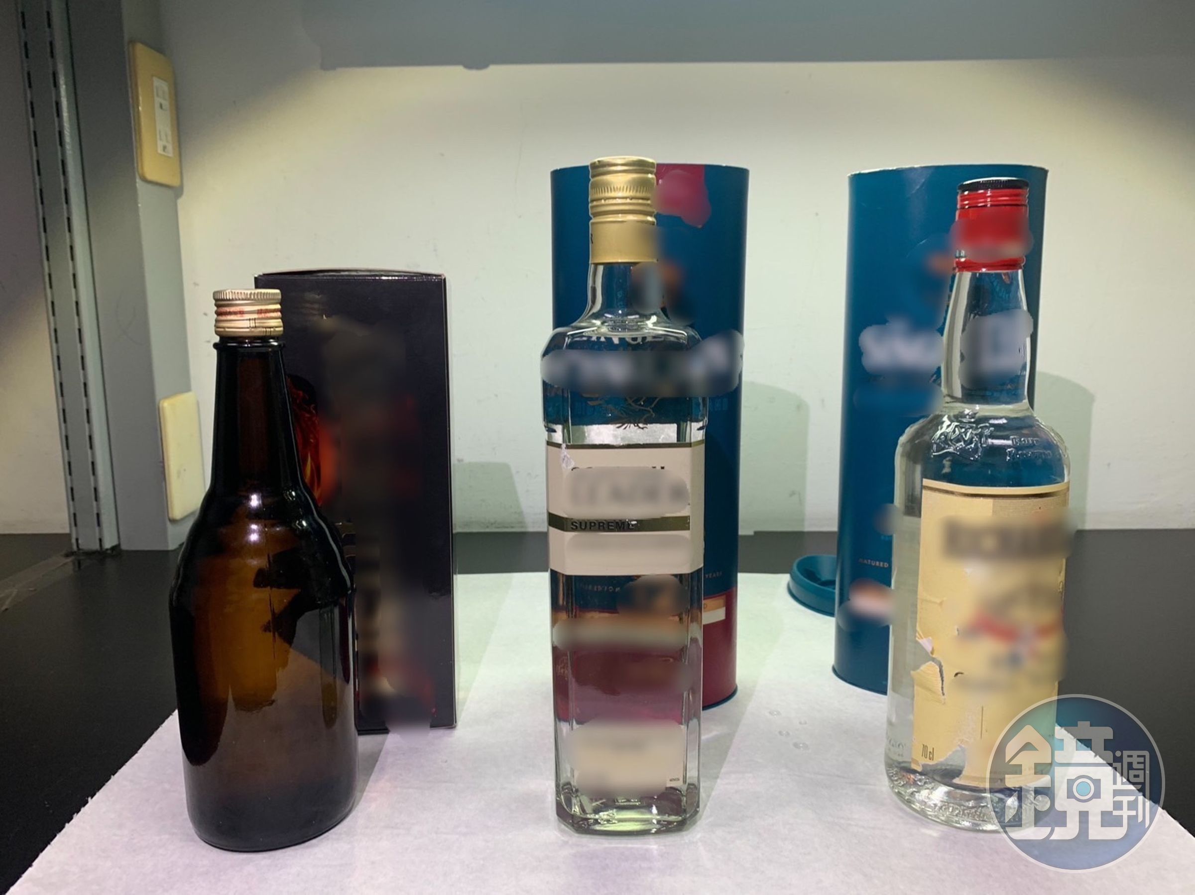 嫌犯掉包的酒類禮盒。（翻攝畫面）