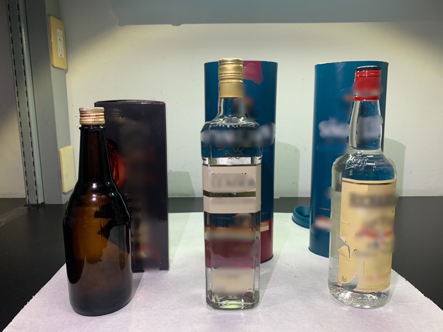 嫌犯掉包的酒類禮盒。（翻攝畫面）