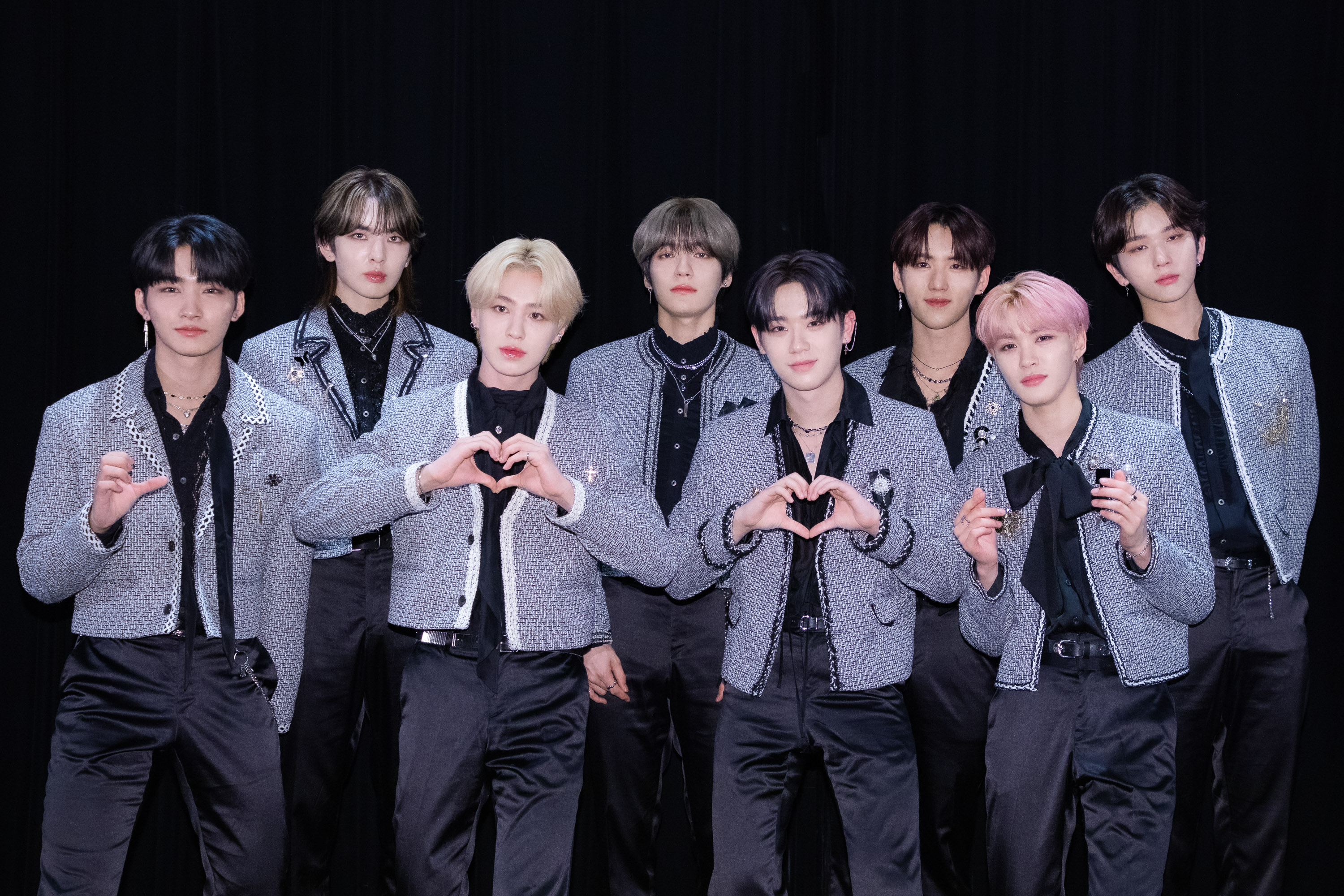 韓國男團EPEX三訪台灣，隊長WISH（中後）超愛牛肉麵，自爆吃了5碗。（ON INN ASIA提供）