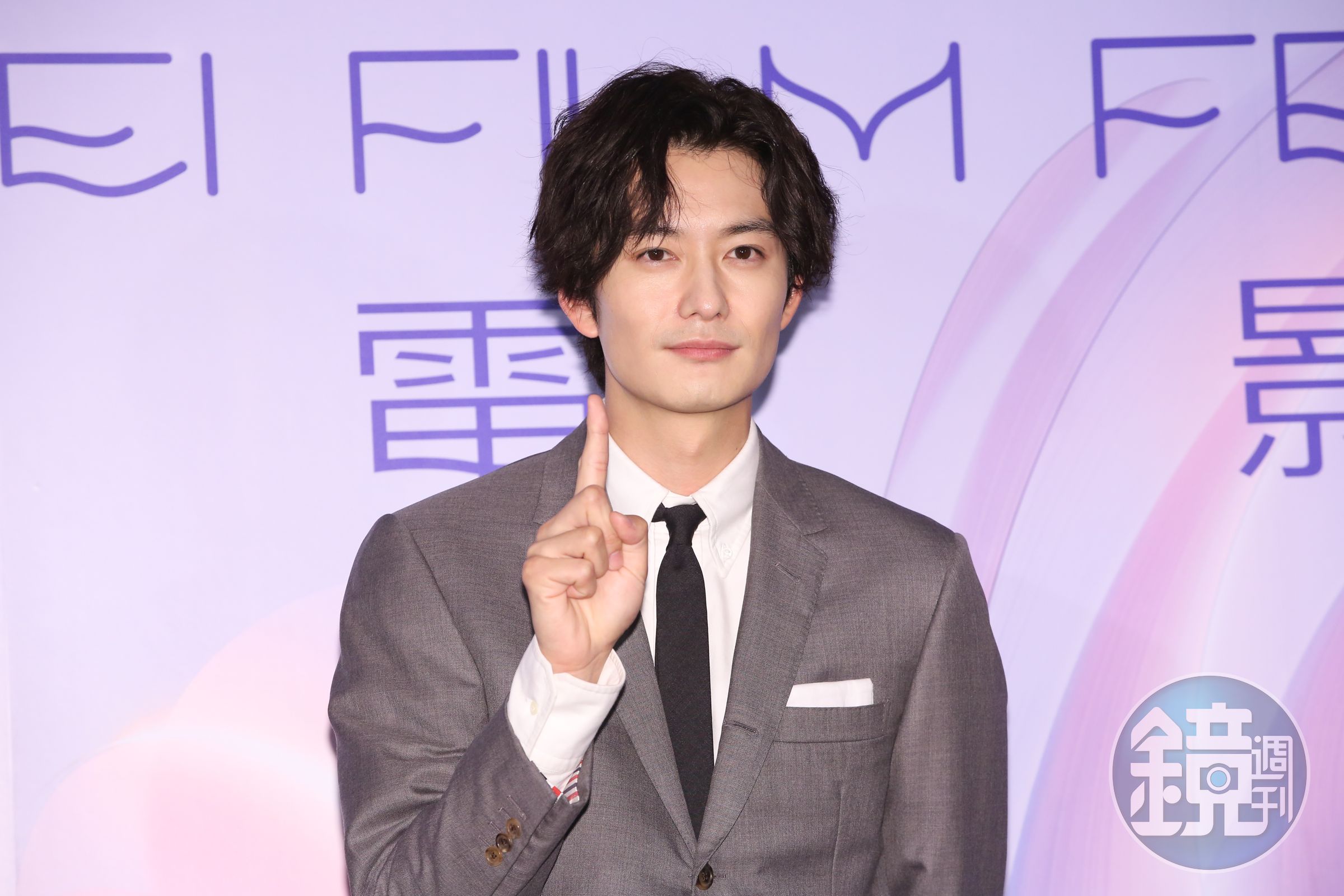 岡田將生透露看完《消失的情人節》就很想來台，今天終於美夢成真，記者會上比出1宣傳《快一秒的他》。