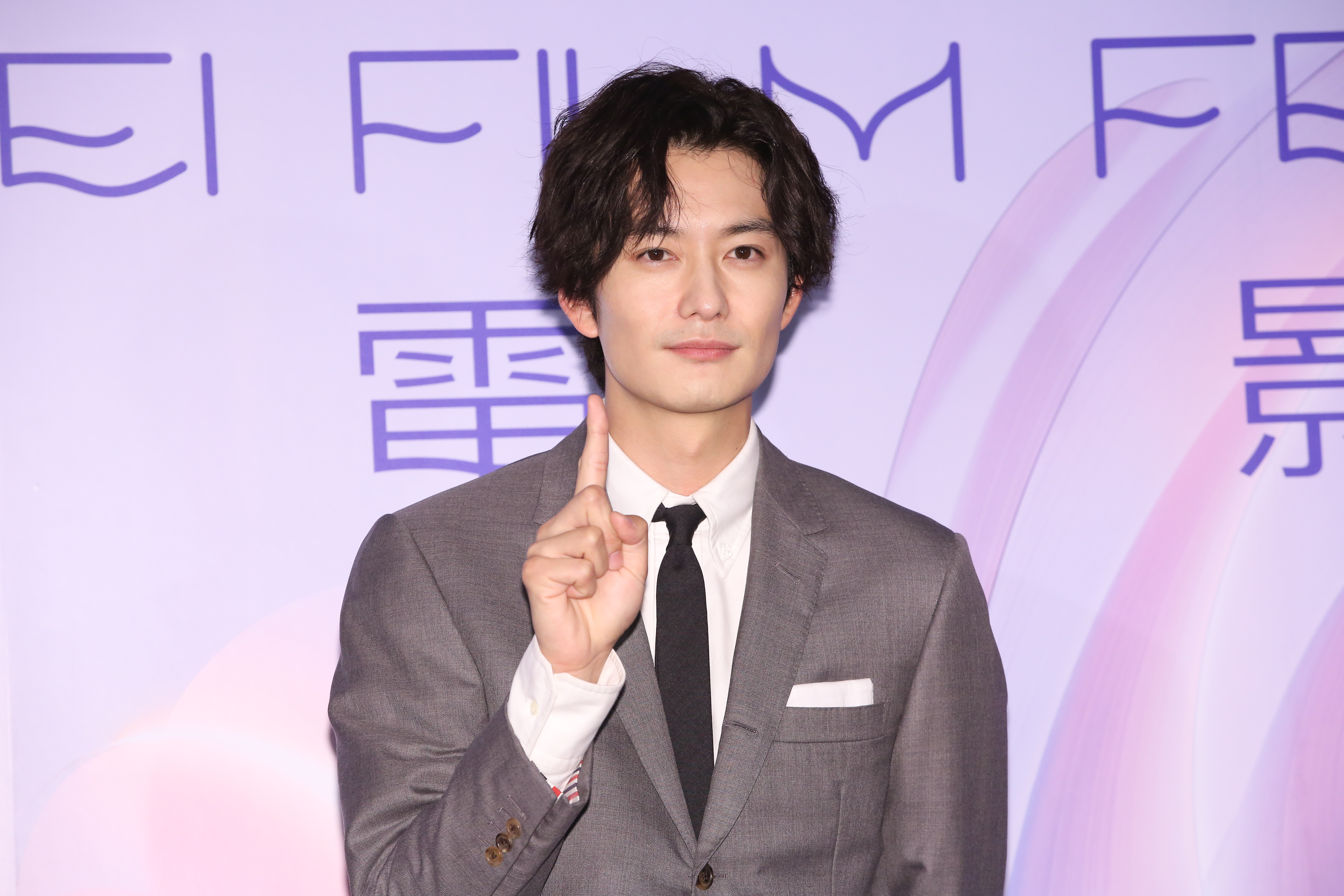 岡田將生透露看完《消失的情人節》就很想來台，今天終於美夢成真，記者會上比出1宣傳《快一秒的他》。