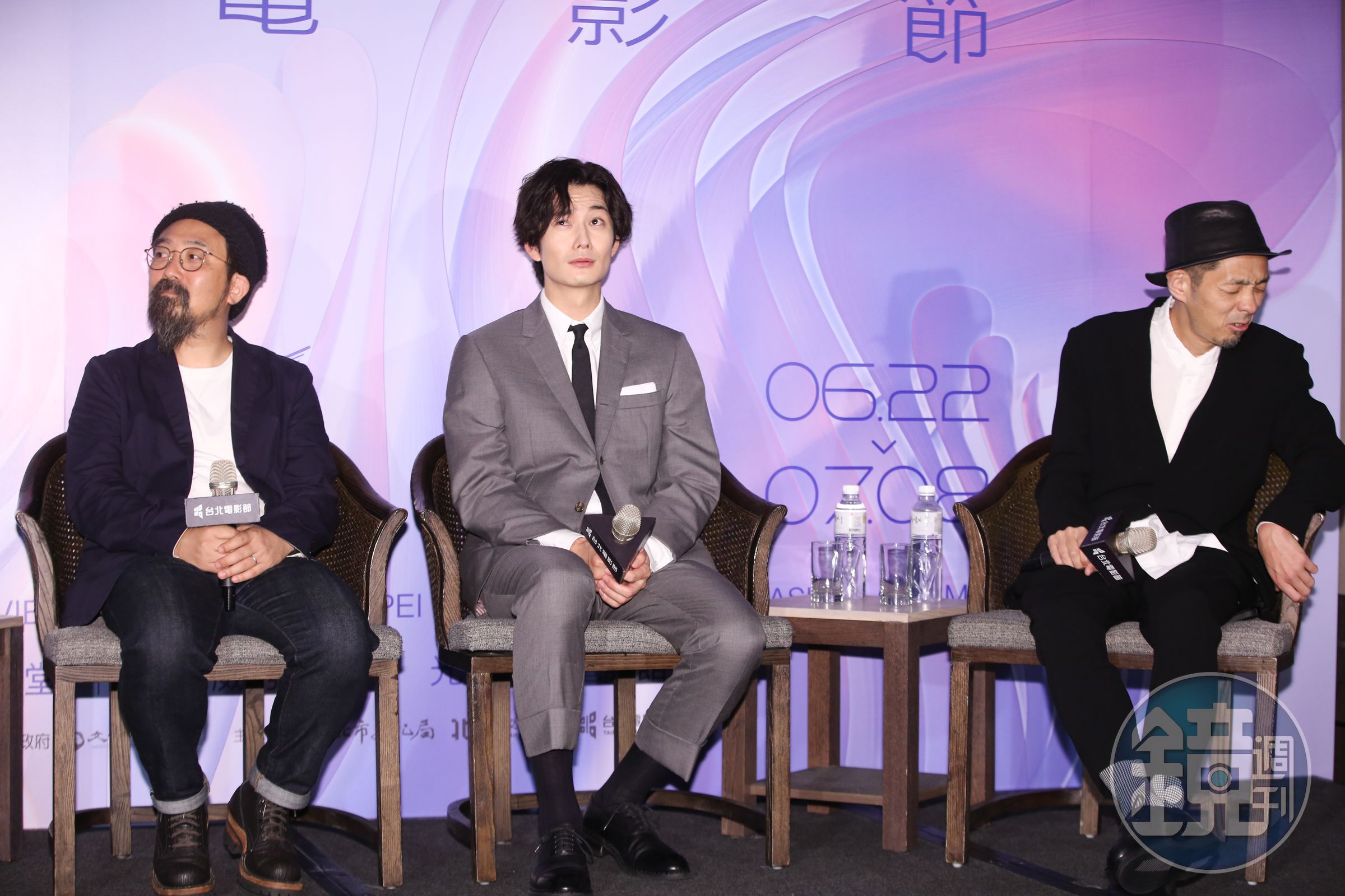 導演山下敦弘、男主角岡田將生與編劇宮藤官九郎聽到豆花味道像「甜豆腐」時露出疑惑表情。