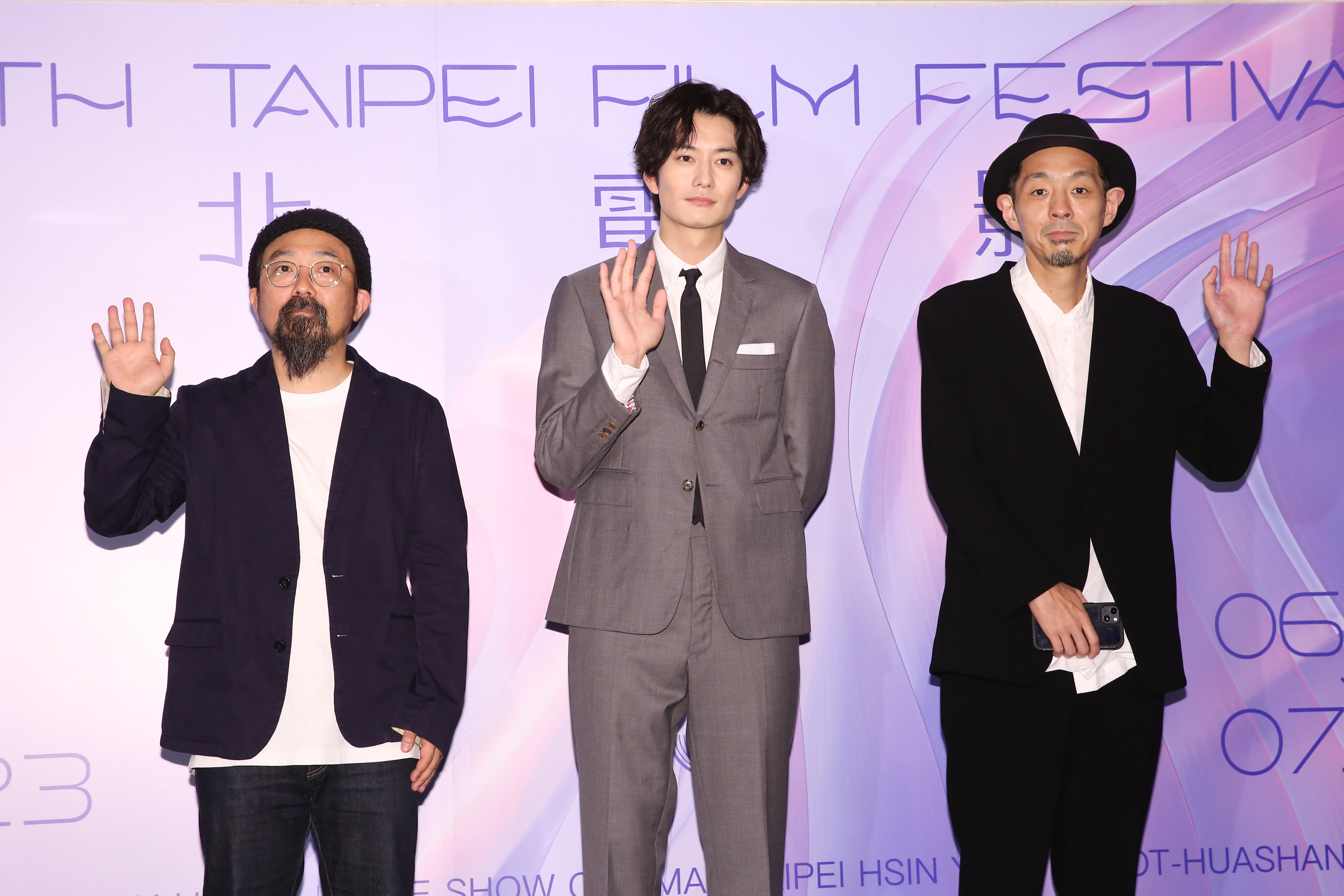 導演山下敦弘（左起）、男主角岡田將生、編劇宮藤官九郎，一起來台灣宣傳《快一秒的他》。