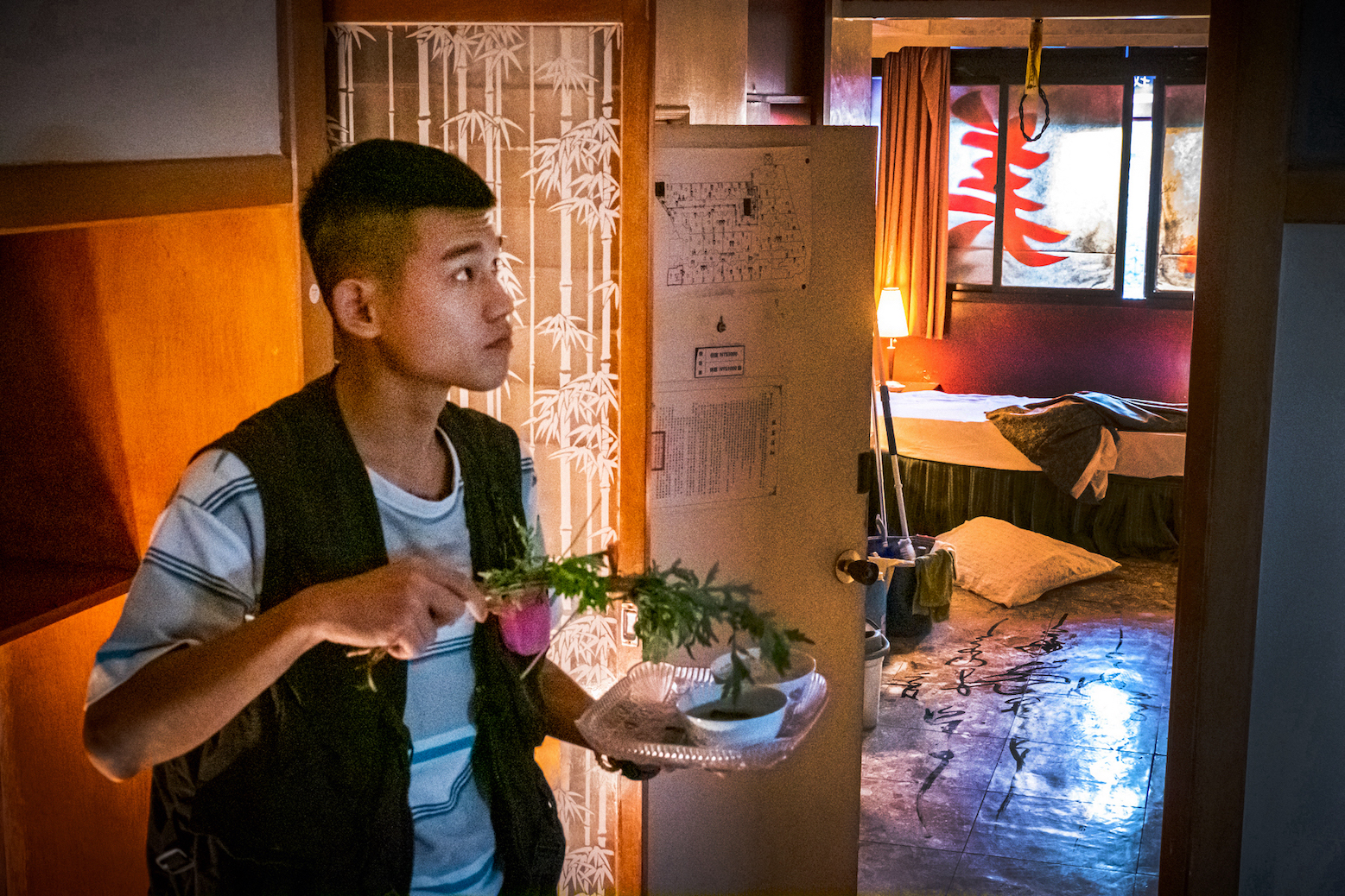 嘻哈團體「草屯囝仔」的成員阿倉有神明加持的命格，即便首度主演恐怖電影也不感到害怕。（華影國際提供）