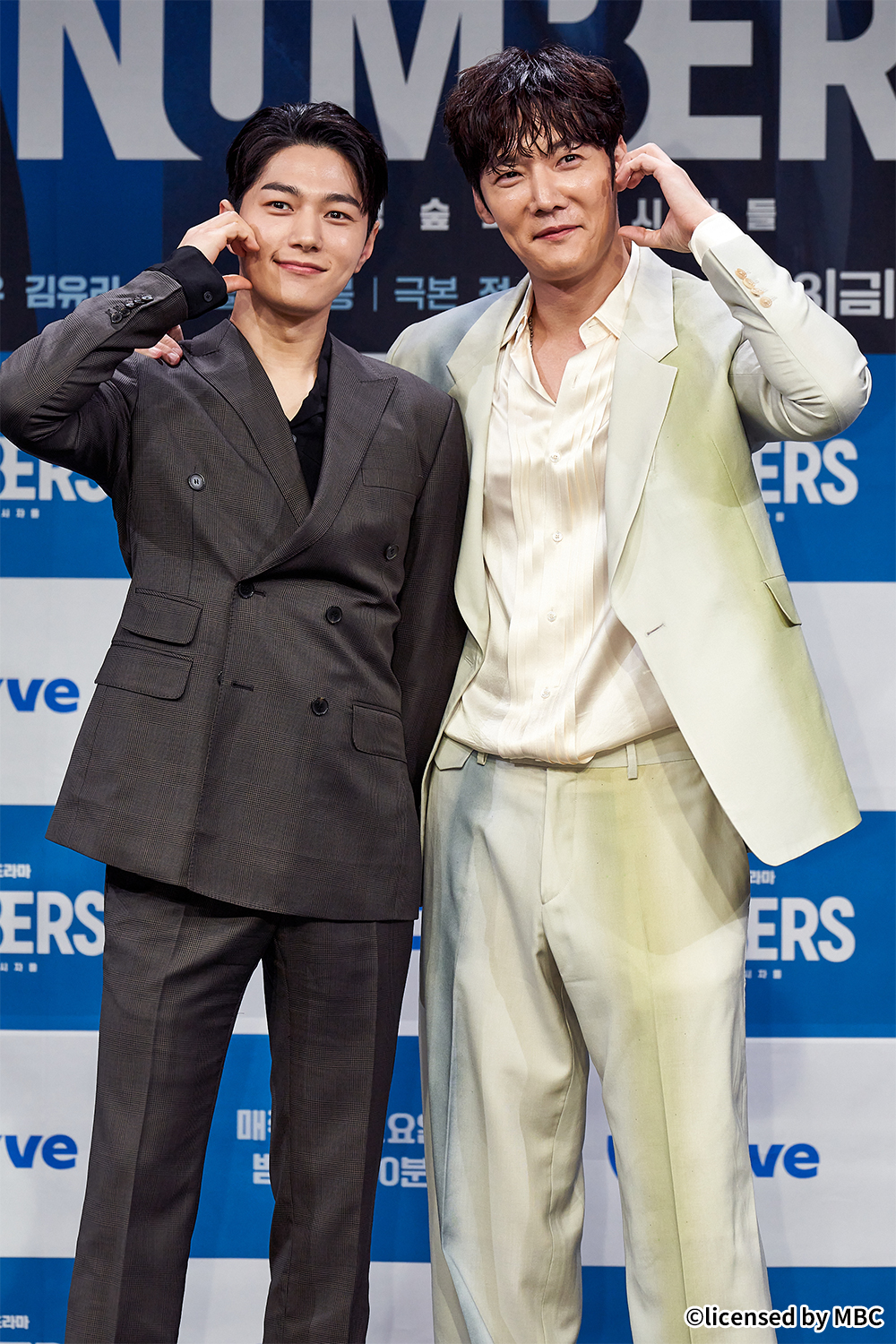 崔振赫（右）因違反防疫規定沉寂演藝圈好一陣子，今出席《Numbers：大廈之林的監視者們》從妝容到服裝都令粉絲驚訝：「歐巴怎麼變這樣？」（friDay影音提供）