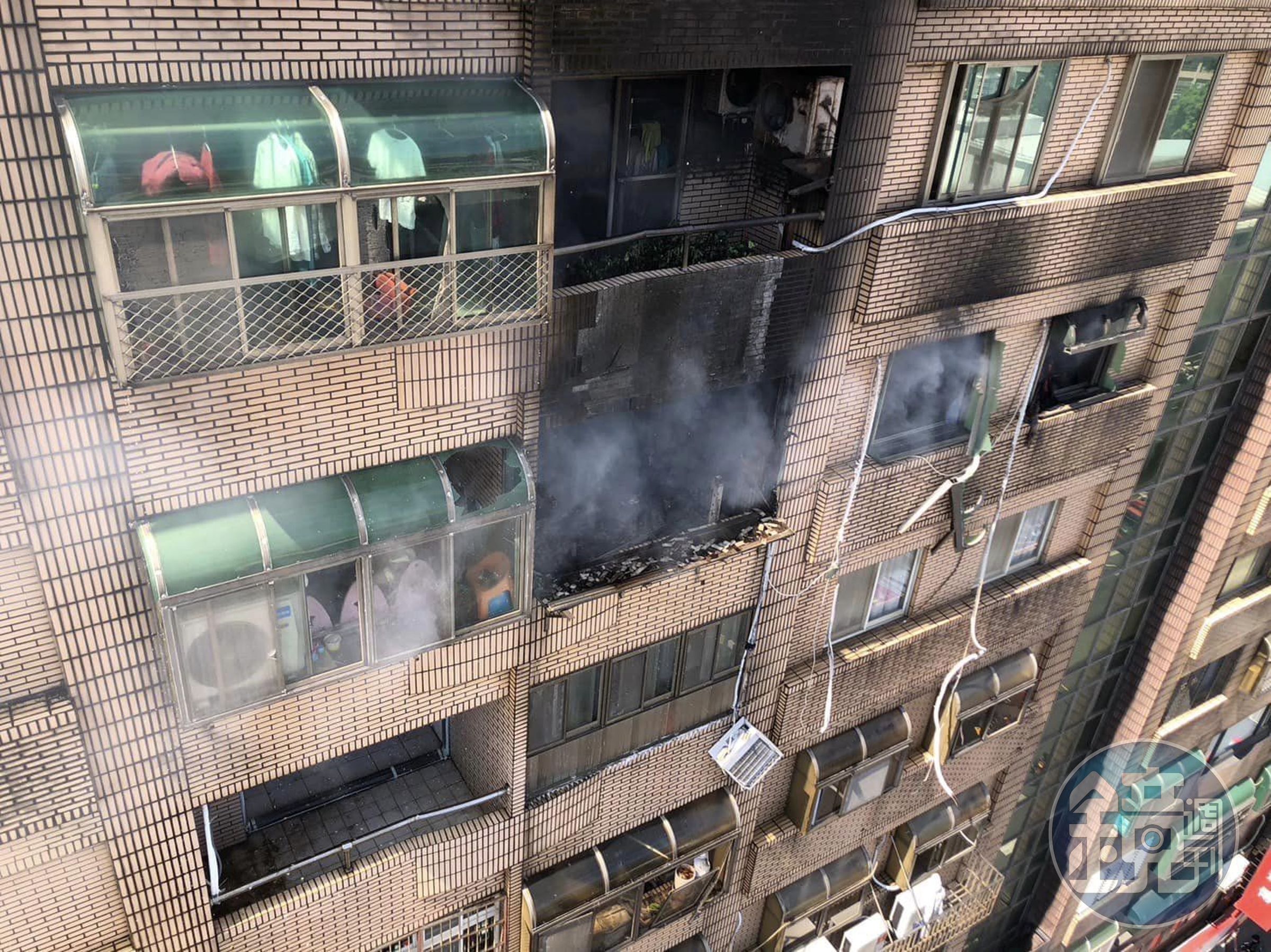 竹北一棟大樓因瓦斯異常加壓發生氣爆,造成1名陳姓少年全身9成面積燒傷。(翻攝自彭竣志臉書)