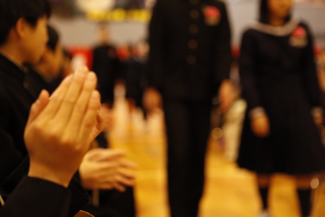 一名日本攝影師花費4個月期間，「1人分飾25角」扮演老師和學生拍攝畢業照。（示意圖，photoAC）