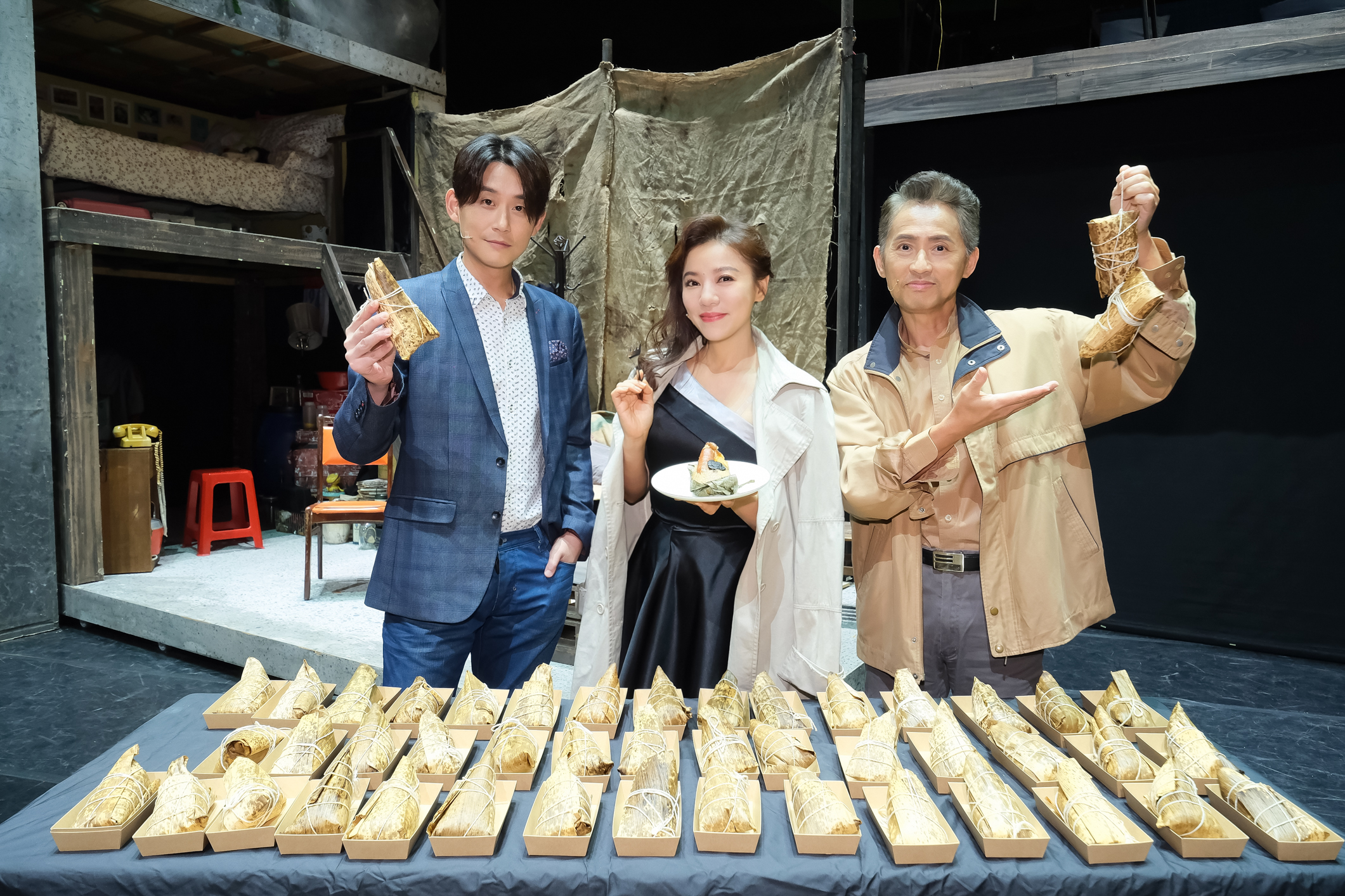 丁噹（中）準備100個香腸肉粽送給《搭錯車》演員和工作人員。（相信音樂提供）