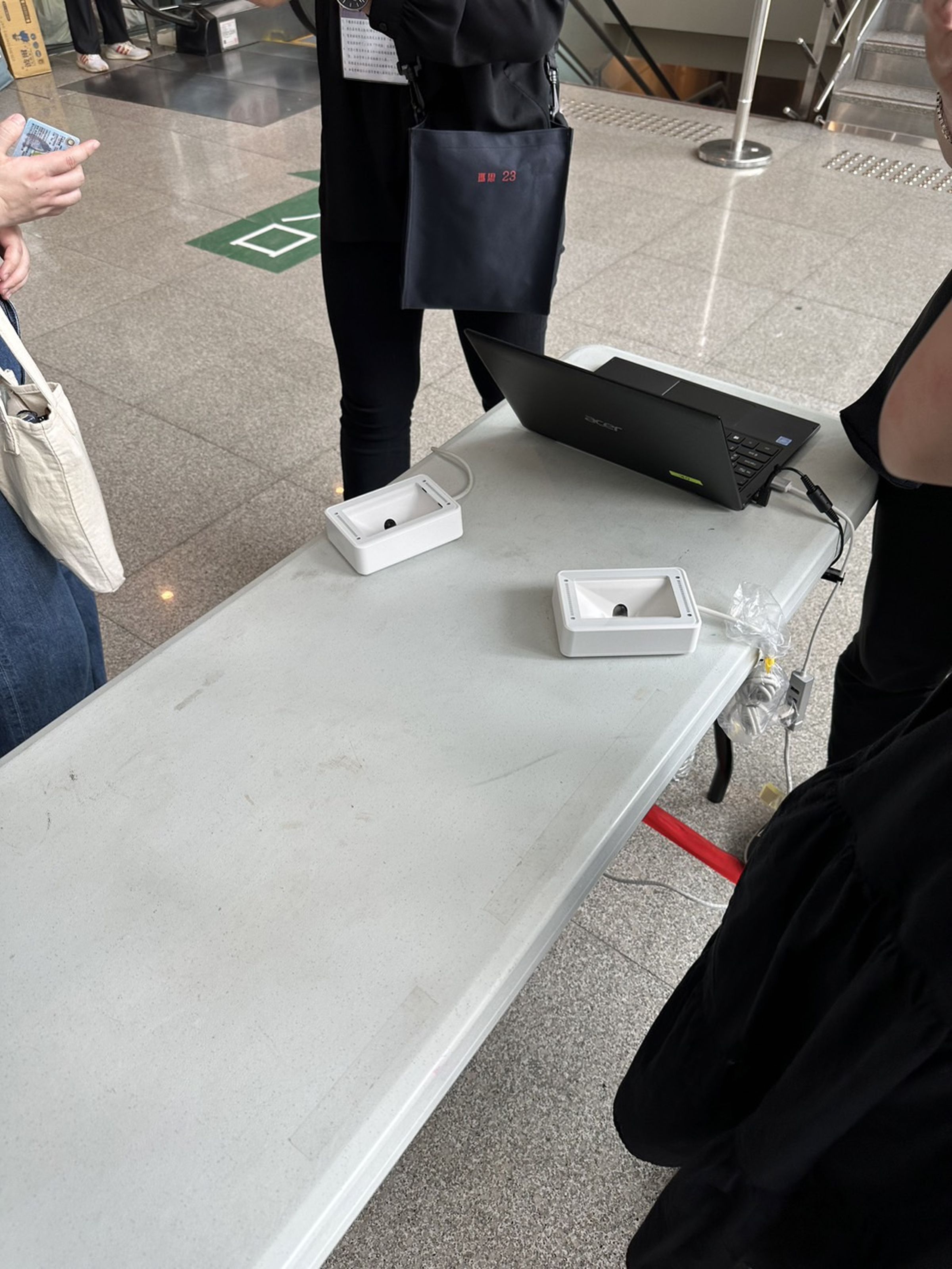 太妍演唱會採實名制，進場也要刷身分證，開場因此延遲20分鐘。（讀者提供）
