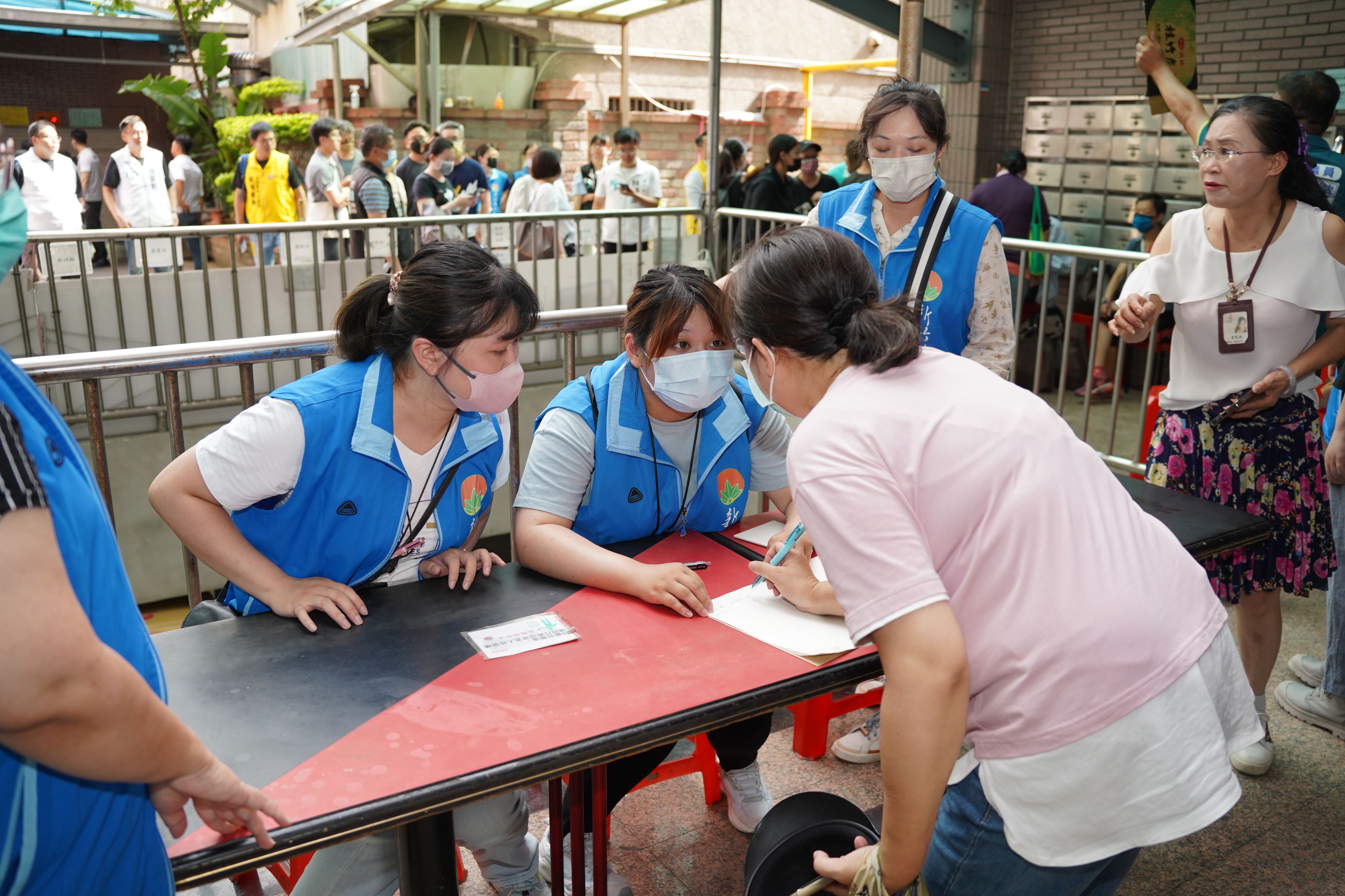 新竹縣瓦斯公司設備異常導致竹北多起住宅外洩及火警事故，不幸造成1人重傷、5人輕傷，縣府將協助受災戶申請國賠。（新竹縣府提供）