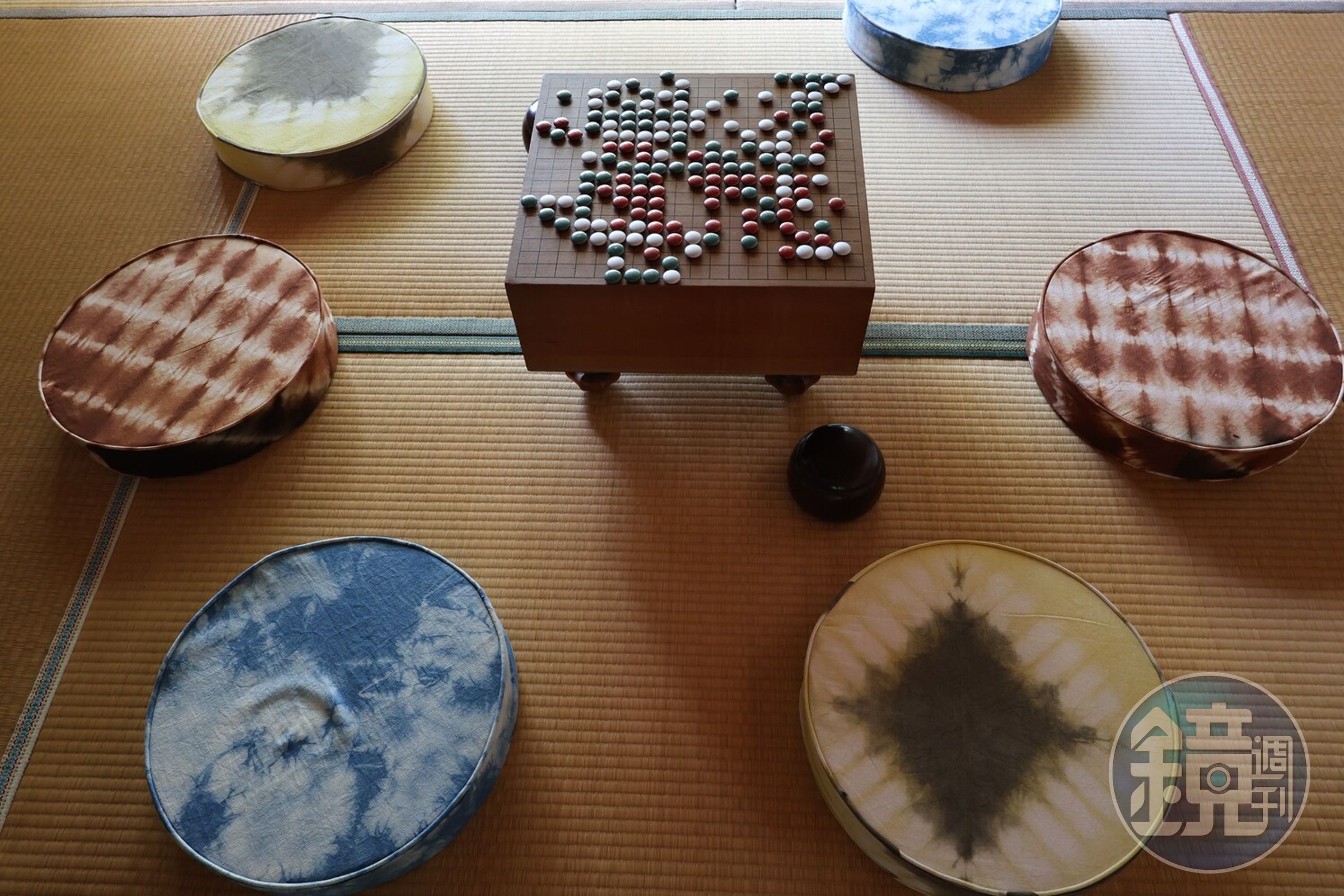 作品《探橋》位於南埔國民小學日式宿舍裡,每個空間裡都能聽到「人聲」並融合在地元素如苧麻布織、染布。