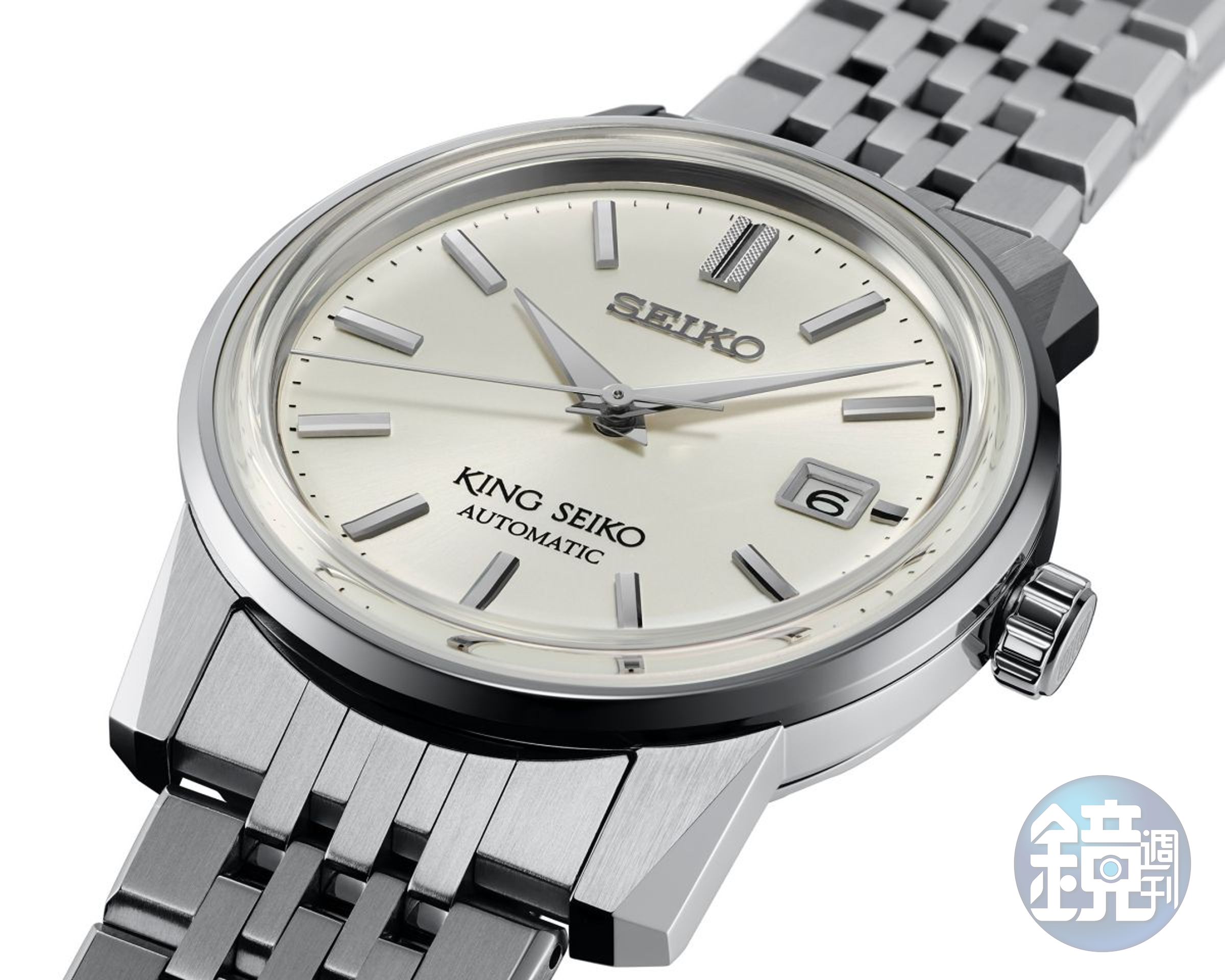 全新King Seiko SJE089 外型幾乎就是1965年老錶的翻版，採用6L35機芯，但錶殼和盒形藍寶石水晶錶鏡做了微調，使厚度僅約10.7mm。