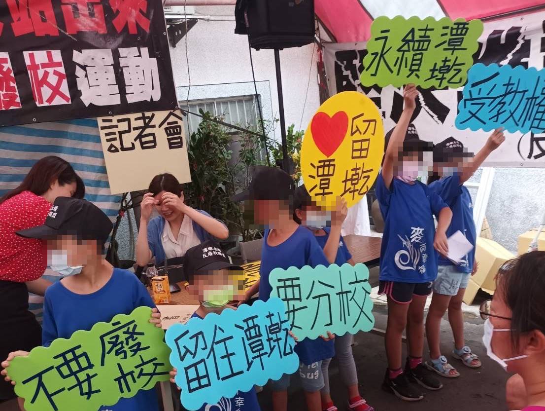 彰化縣政府自2020年起已連續廢除大城鄉內的2所國小，今年3月再次公告停辦大城鄉潭墘國小，引起當地居民抗議。（柯志憲提供）