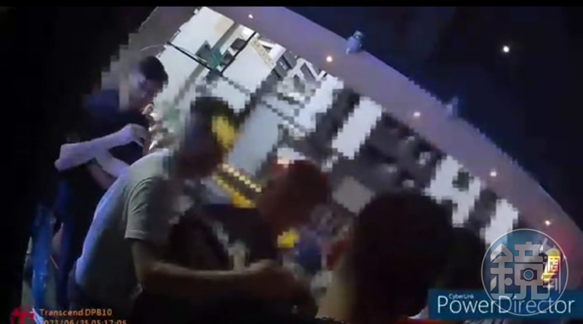 高雄酒吧爆發酒客衝突，臨檢警方噴辣椒水制伏。（翻攝畫面）