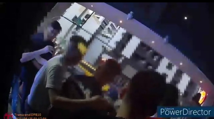 高雄酒吧爆發酒客衝突，臨檢警方噴辣椒水制伏。（翻攝畫面）