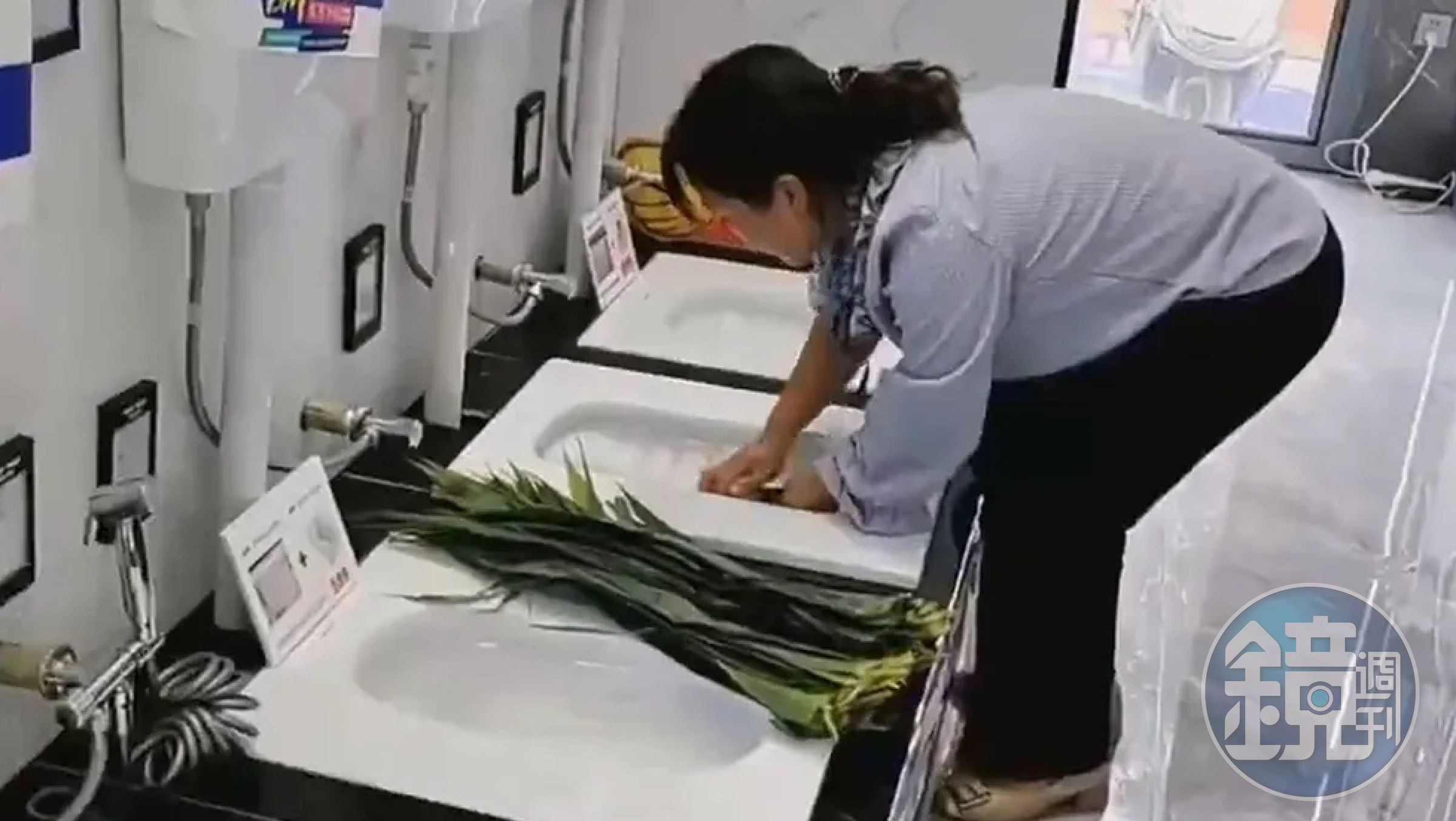 店家喊冤強調,洗粽葉的是「沒用過的展示品」,另外使用的水源也是從水箱提供。(翻攝自微博)