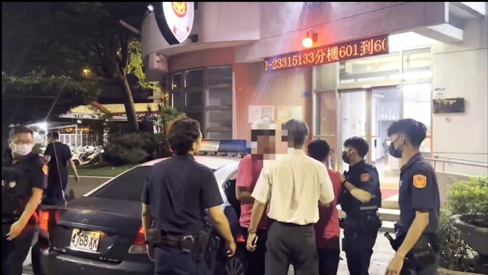 高雄宮廟活動發生兩派人馬糾紛，警方連夜調查帶回涉案人偵辦。（翻攝畫面）