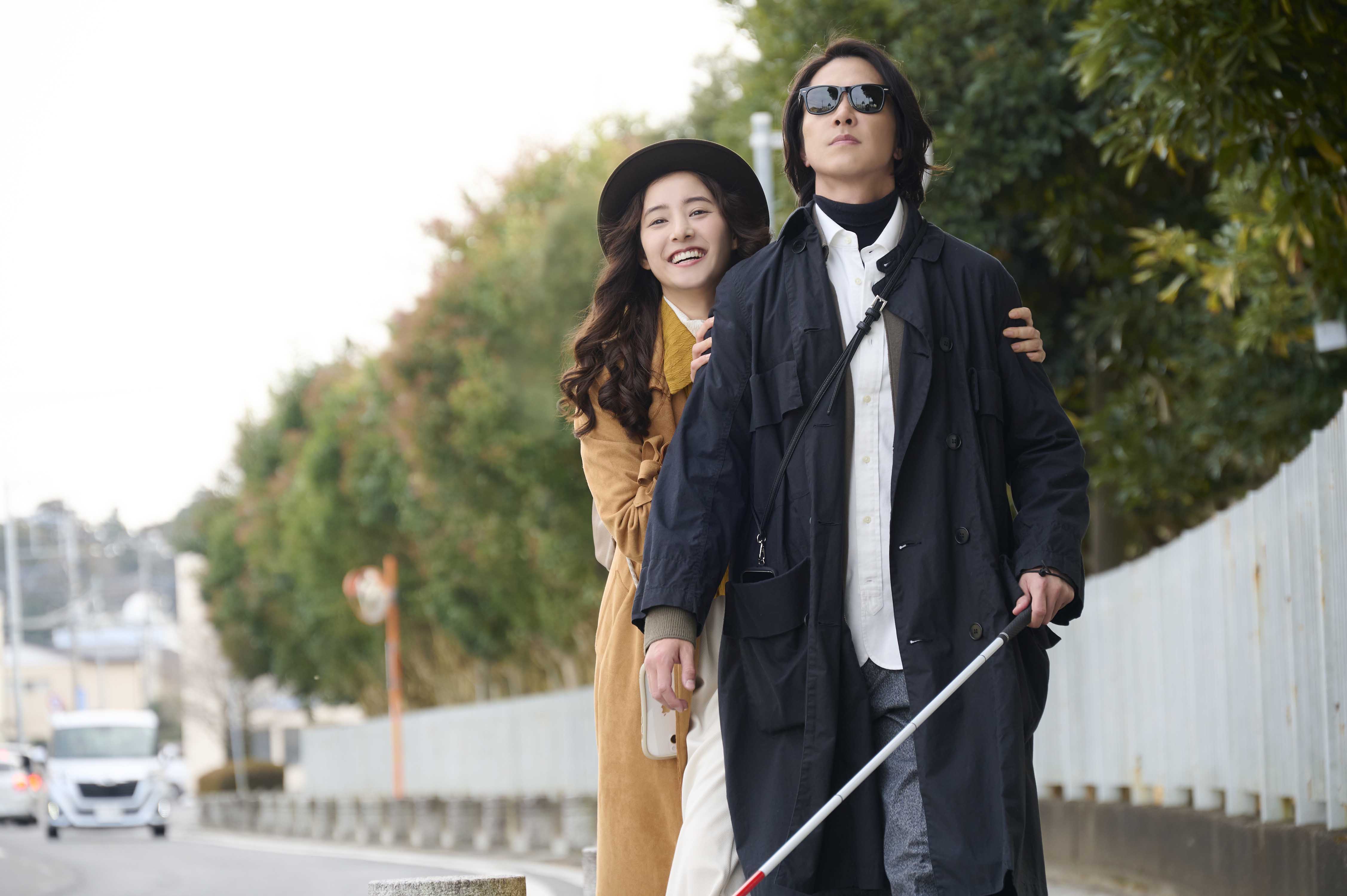 山下智久在電影《SEE HEAR LOVE 看不見聽不見也愛你》扮演盲人，與新木優子譜純愛戀曲。（天馬行空提供）