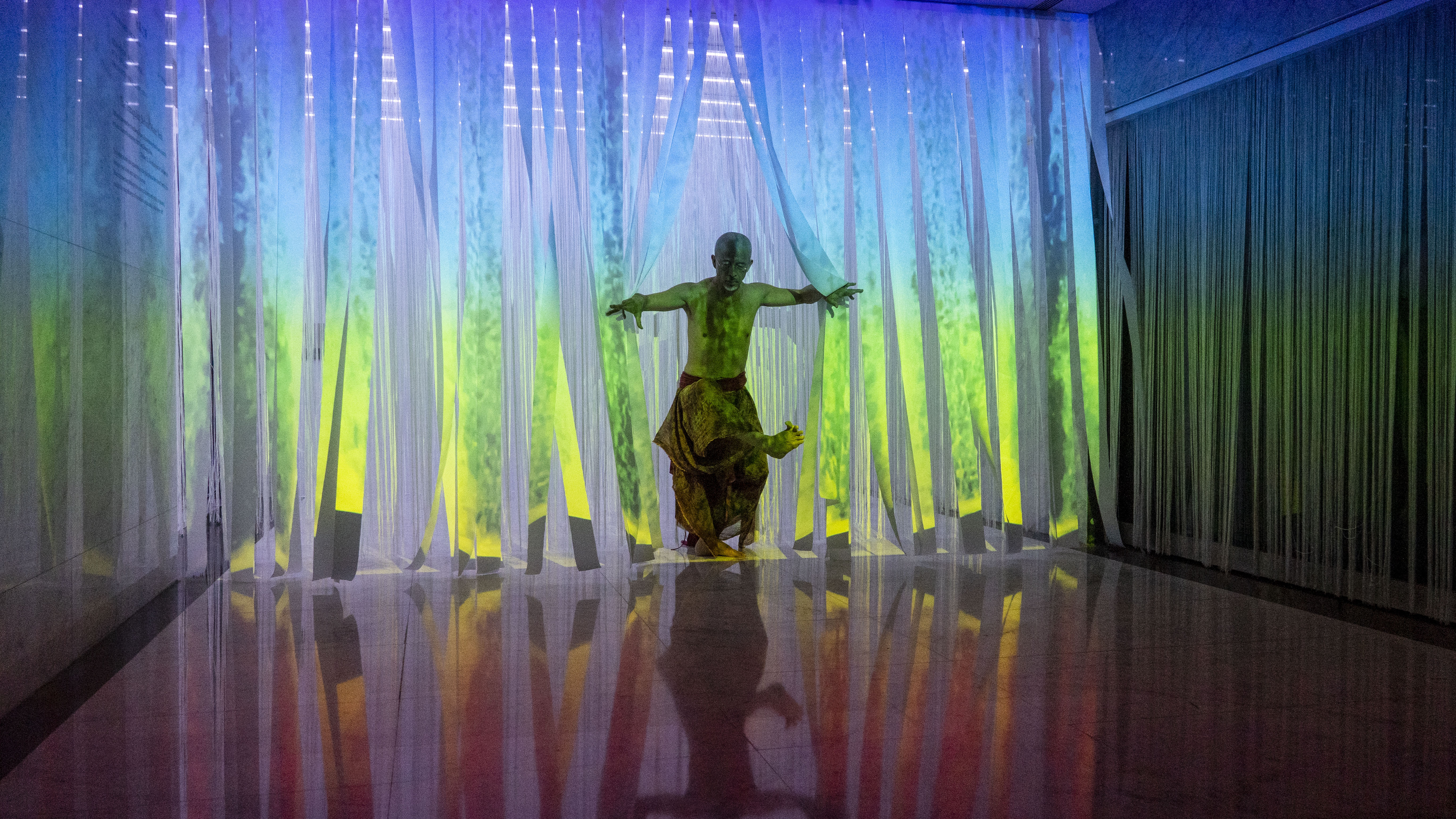 「織流之迷」展區就像瀑布一般,引領觀眾探索自然。(世界宗教博物館提供)