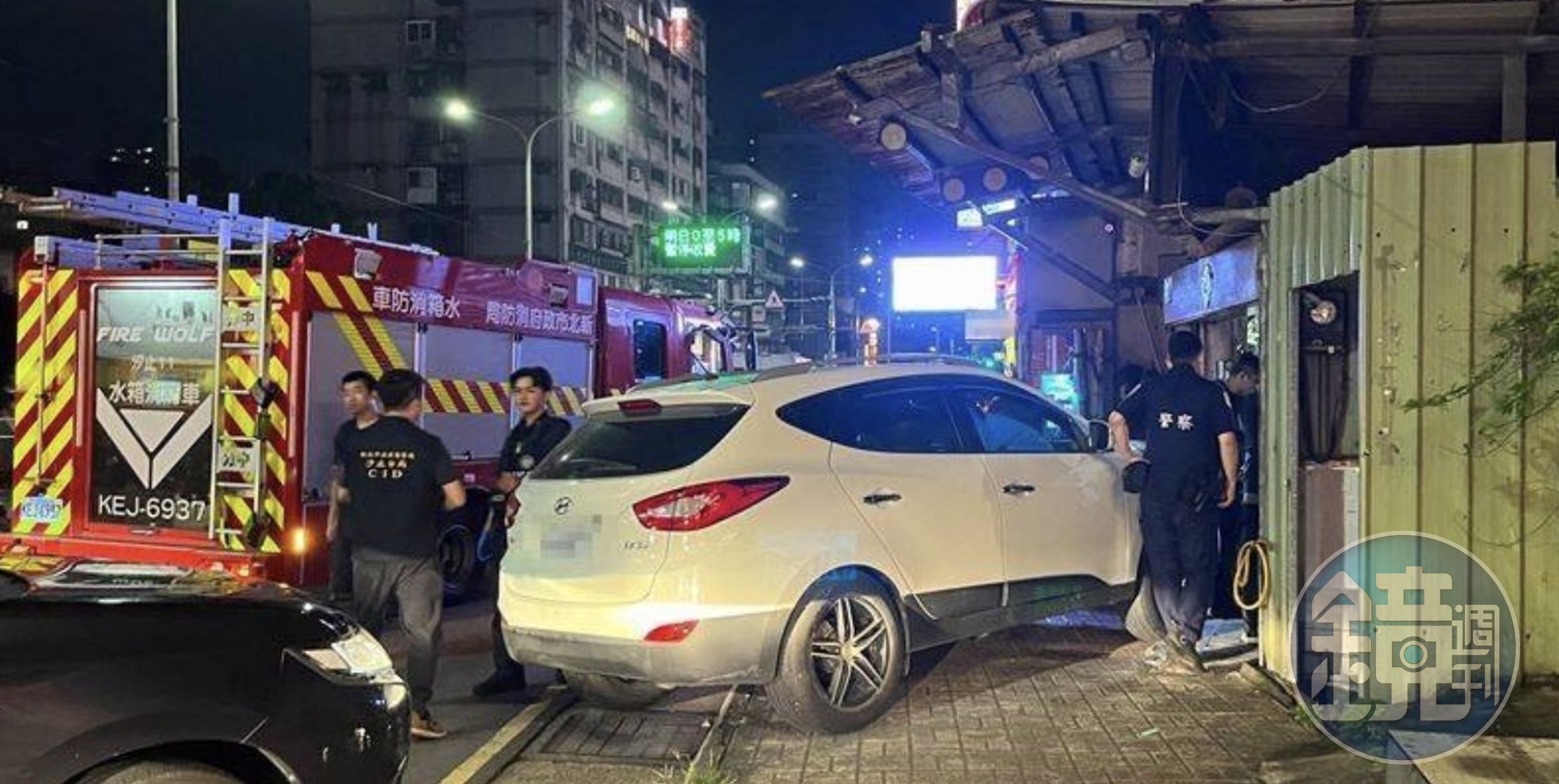 新北市陳姓男因不滿愛犬紅貴賓遭檳榔攤的土狗咬死，在23日晚間開車衝撞檳榔攤。（翻攝畫面）