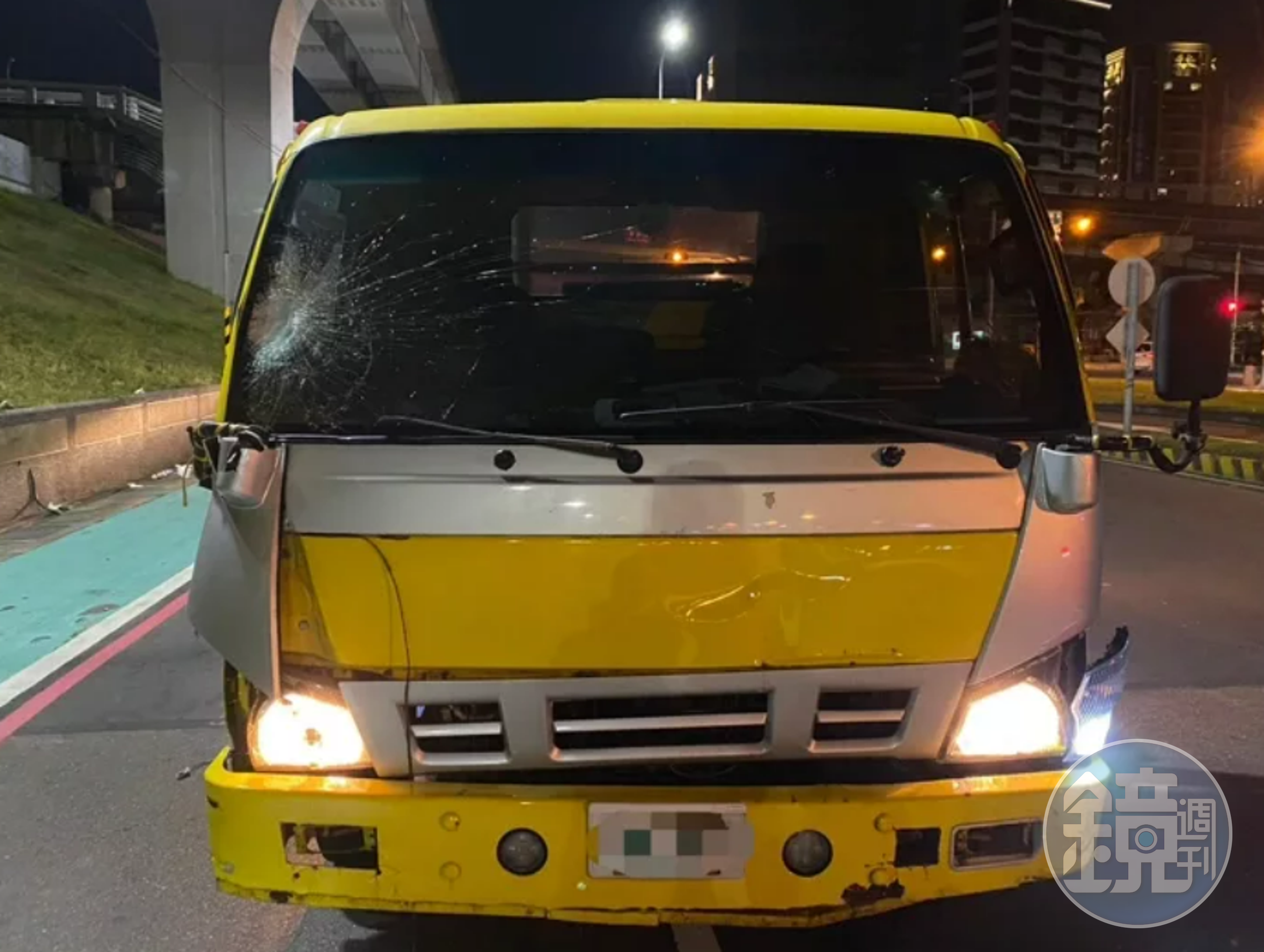 現場撞擊力道猛烈，拖吊車擋風玻璃右方出現明顯裂痕。