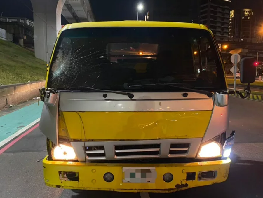現場撞擊力道猛烈，拖吊車擋風玻璃右方出現明顯裂痕。
