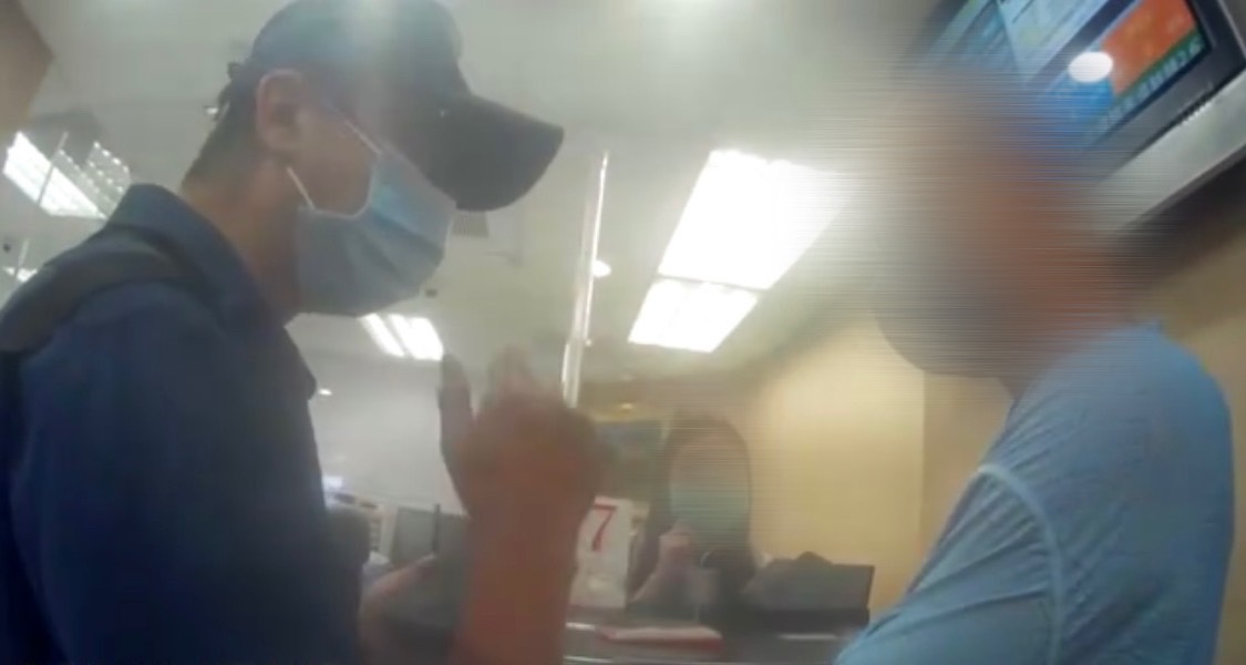 松山警分局員警發現林男恐遭詐騙，苦口婆心勸說停止匯款。（松山分局提供）