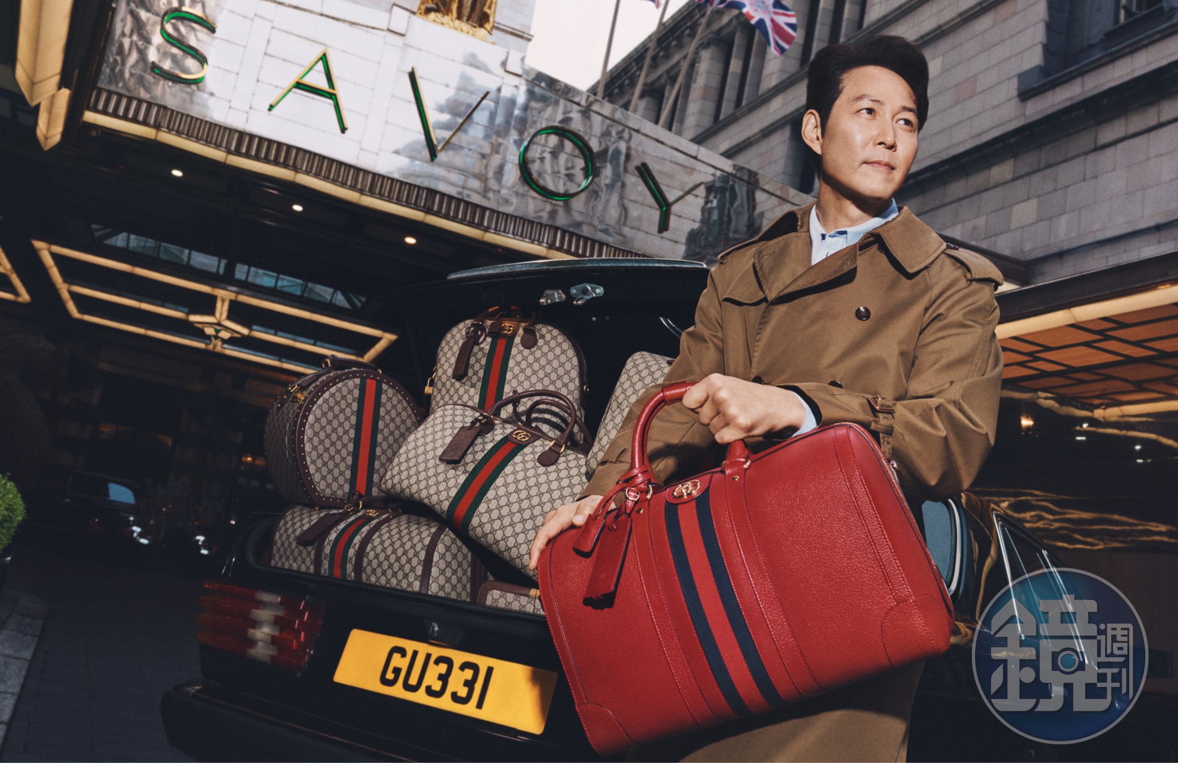 李政宰演繹的形象廣告自Savoy Hotel的招牌霓虹燈前揭開GUCCI Valigeria旅行世界系列第一幕。（古馳提供）