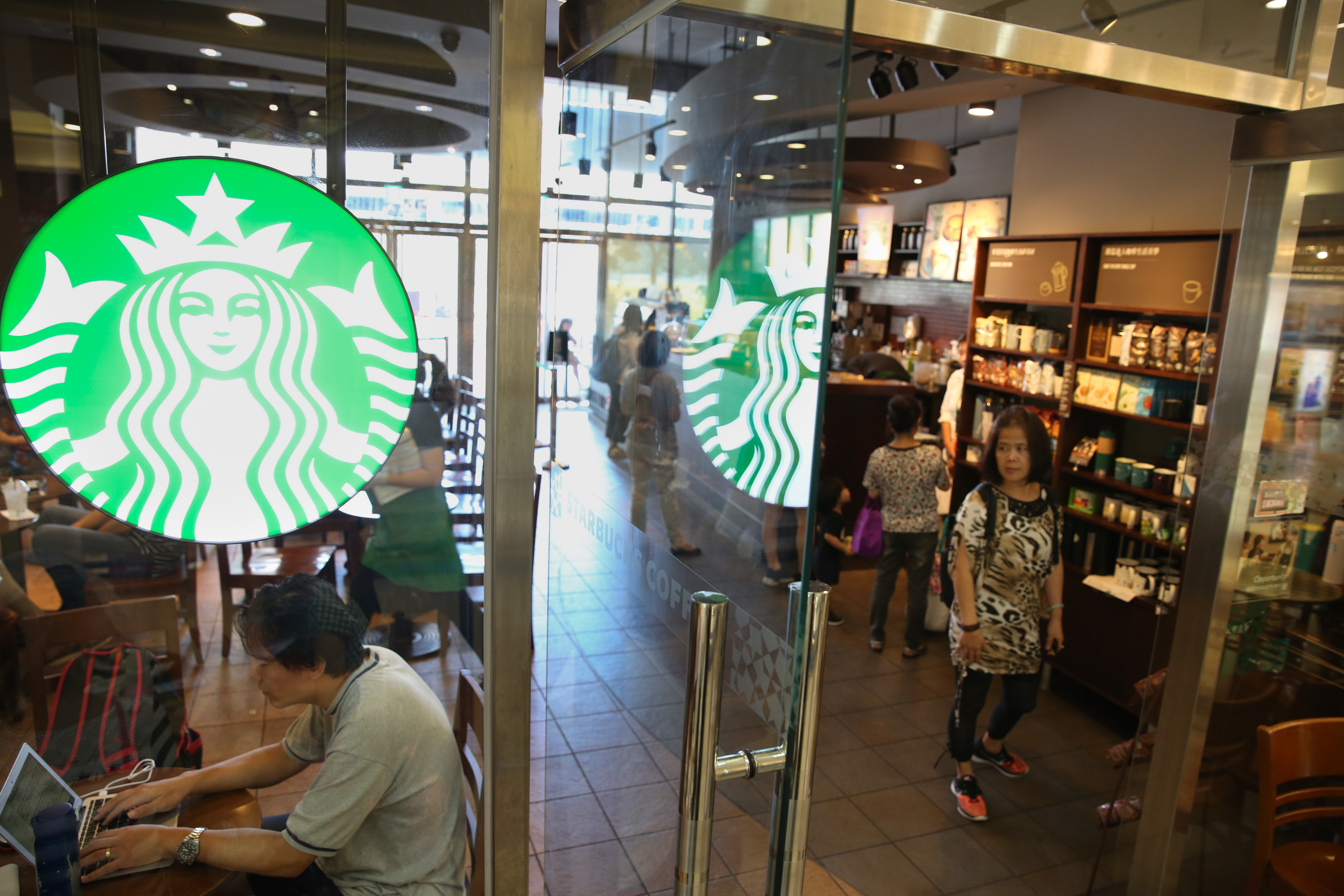 星巴克推出「Back to work 好友分享日」，今天上午11點至晚間8點到門市消費，部分特大杯飲品可享買一送一優惠。（本刊資料照）