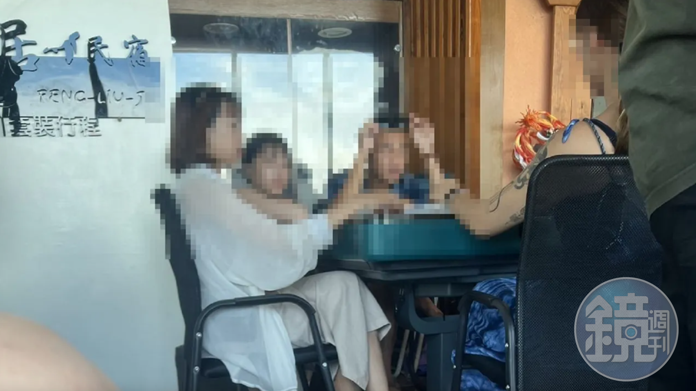 有小琉球民宿業者不顧旅客包棟,員工竟然瘋狂進出打麻將。(翻攝自「好想住飯店⭕好康.踩雷不藏私」臉書)