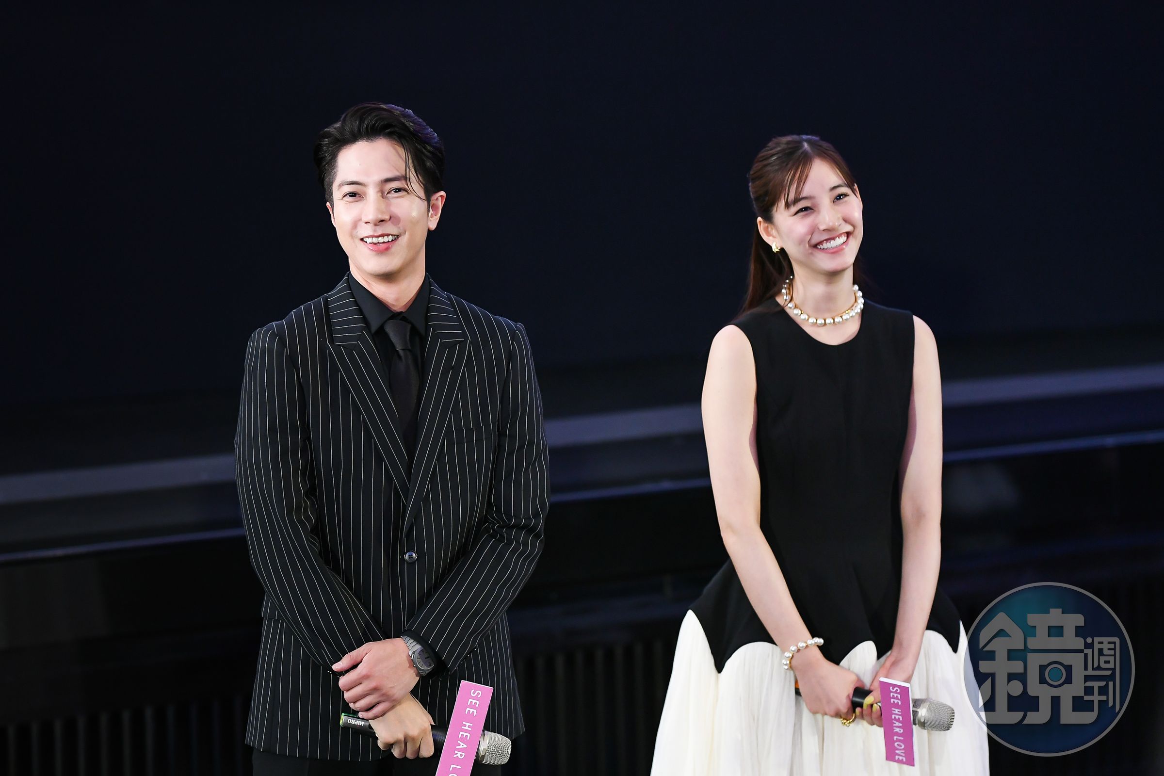 山下智久(左)與新木優子(右)與粉絲互動,不時露出迷人笑容。(天馬行空提供)