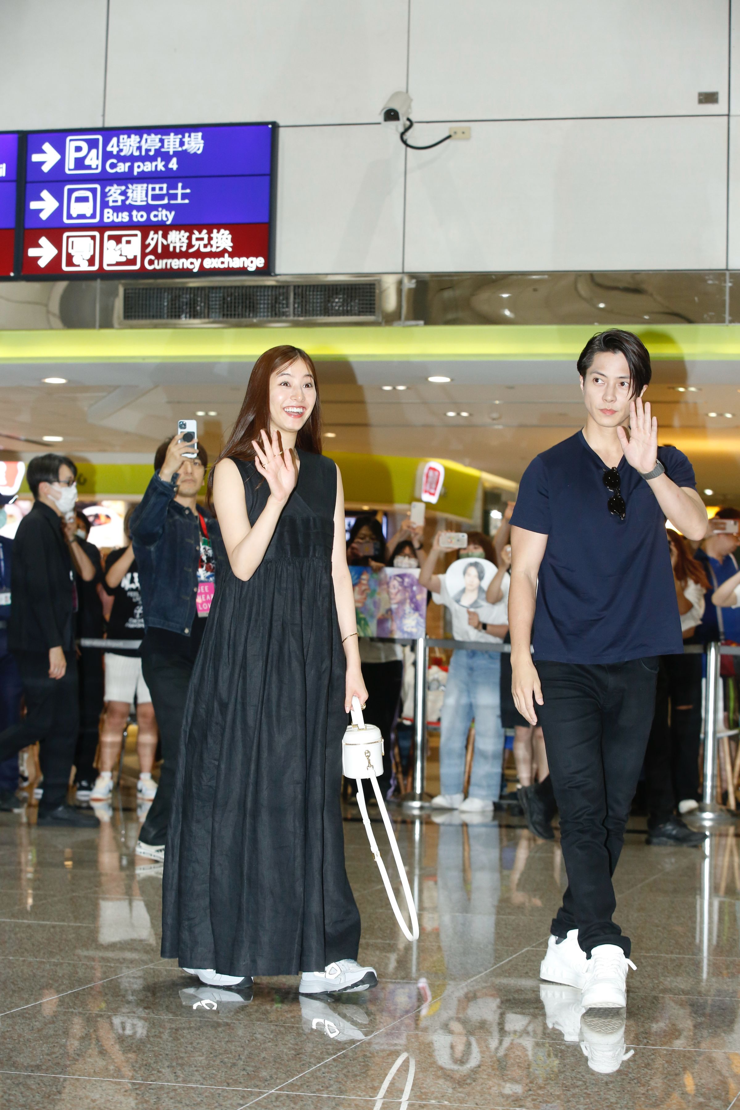 山下智久(右)與新木優子(左)昨抵達桃園機場受到700台灣粉絲熱情接機。