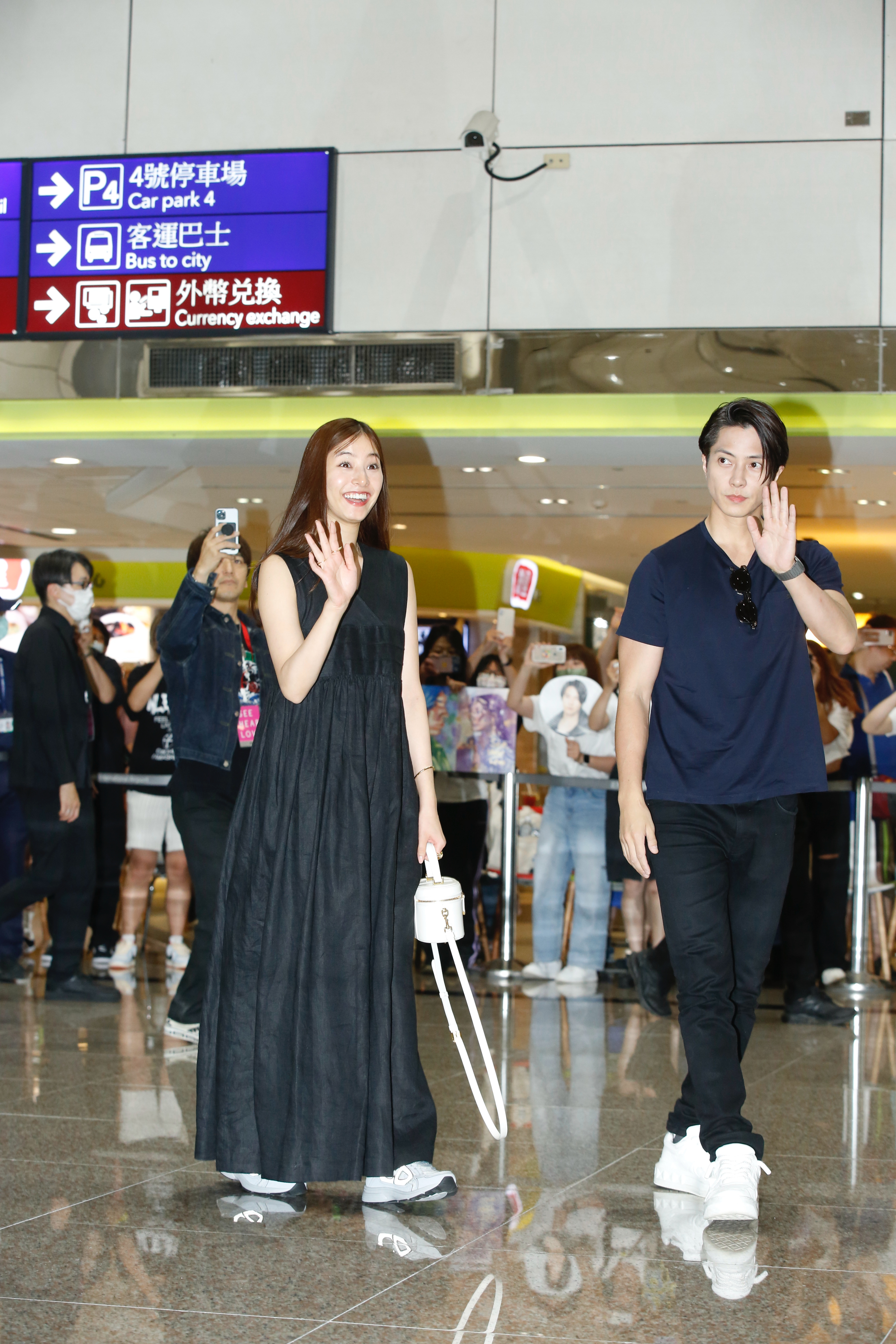 山下智久（右）與新木優子（左）昨抵達桃園機場受到700台灣粉絲熱情接機。