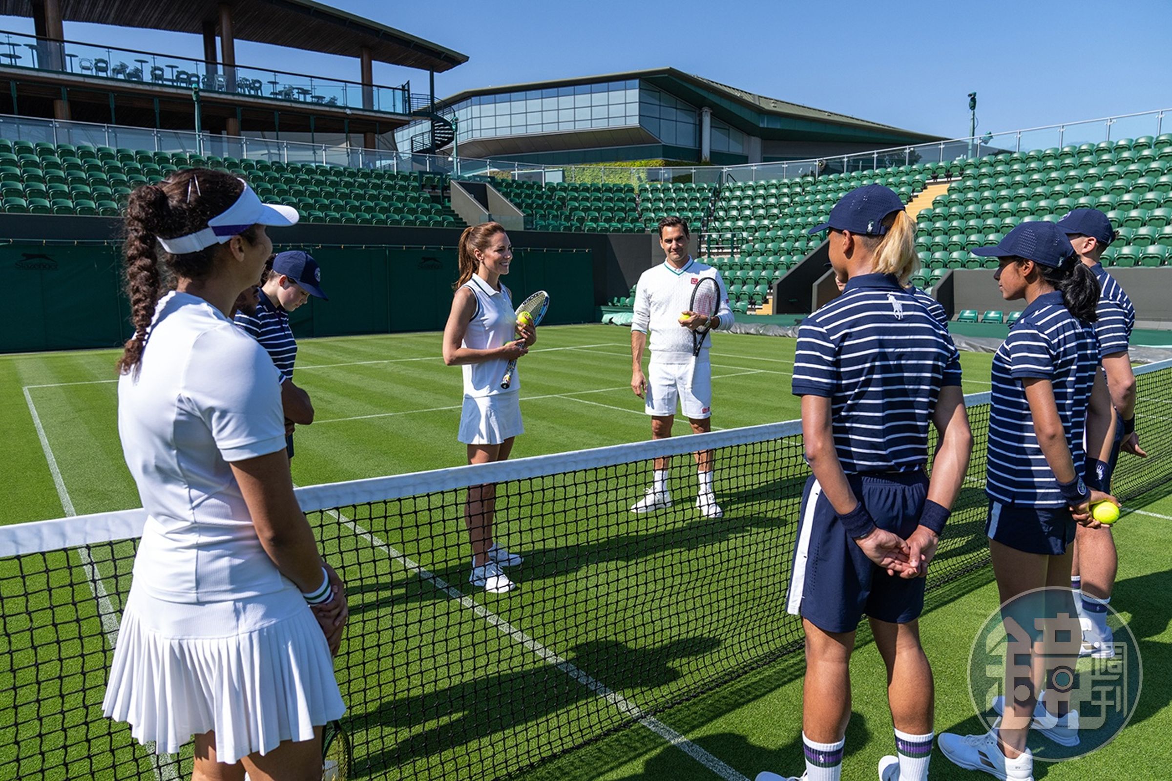 凱特王妃與費德勒與球童們學習紀律。(翻攝Wimbledon官網)