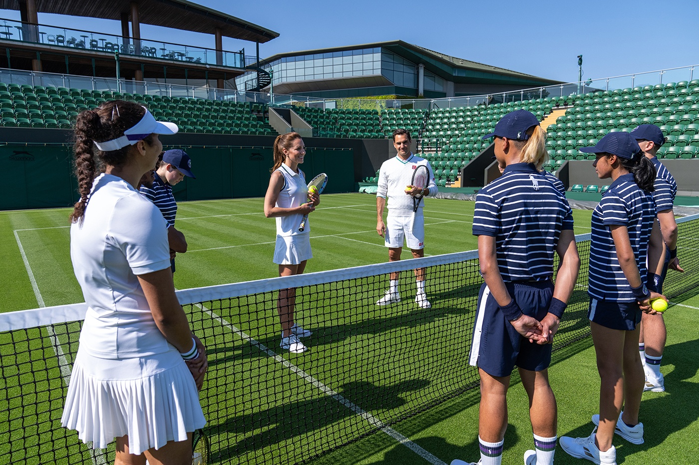 凱特王妃與費德勒與球童們學習紀律。(翻攝Wimbledon官網)