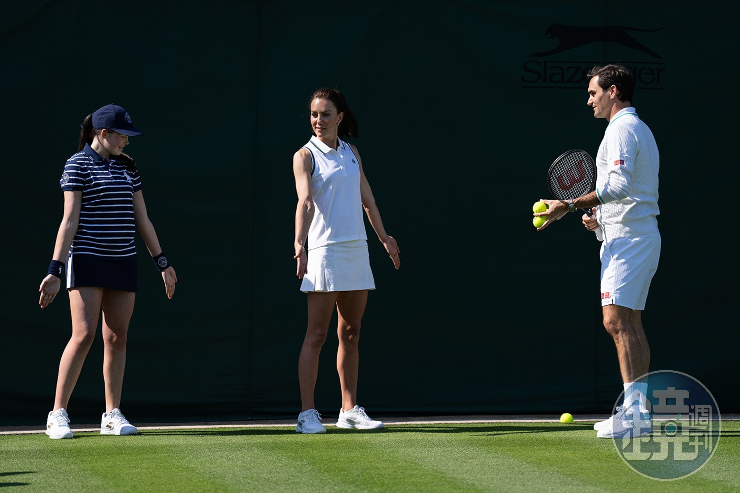 球童莫莉(左)教凱特王妃如何正確站位。(翻攝Wimbledon官網)