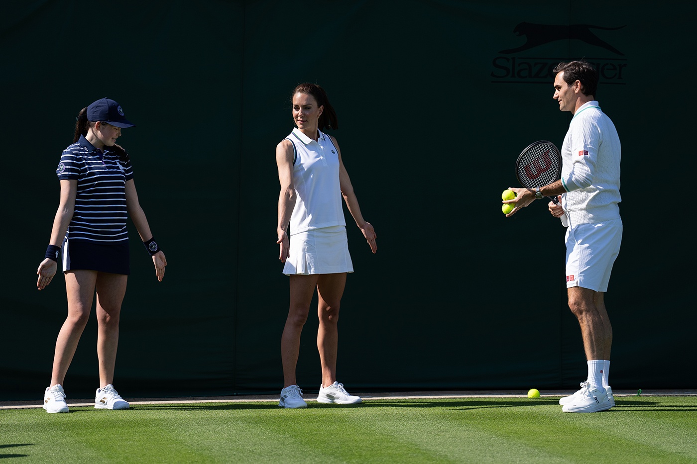球童莫莉(左)教凱特王妃如何正確站位。(翻攝Wimbledon官網)