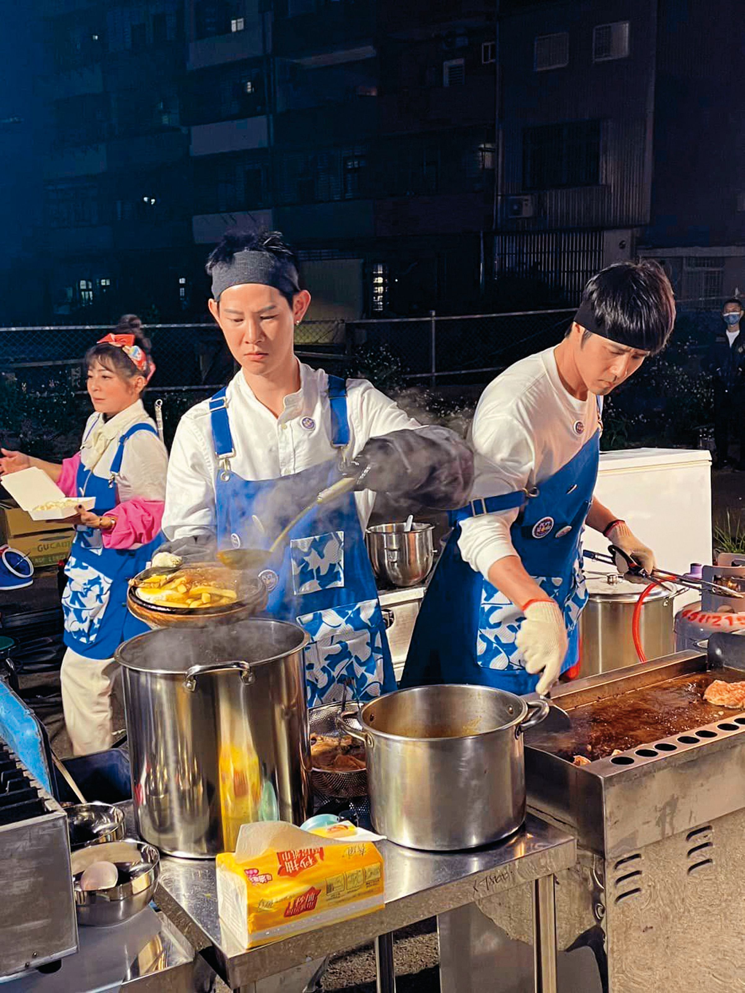 胡宇威(右)為《我們這一攤》在嘉義夜市擺攤,汗流浹背相當不易。(翻攝自胡宇威臉書)