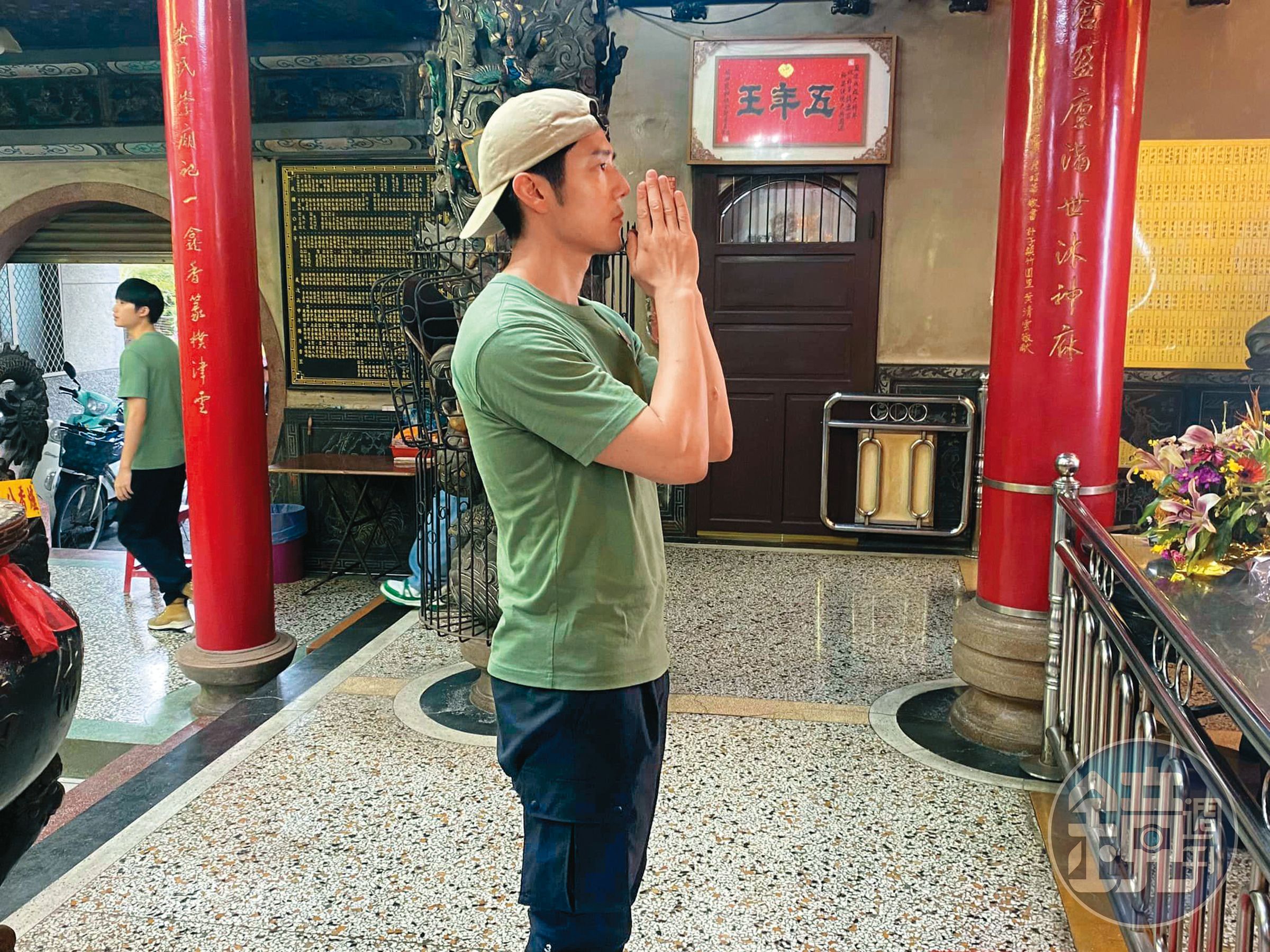 胡宇威在嘉義為《我們這一攤》實境節目取景,也不忘在當地宮廟祈福。(翻攝自胡宇威臉書)