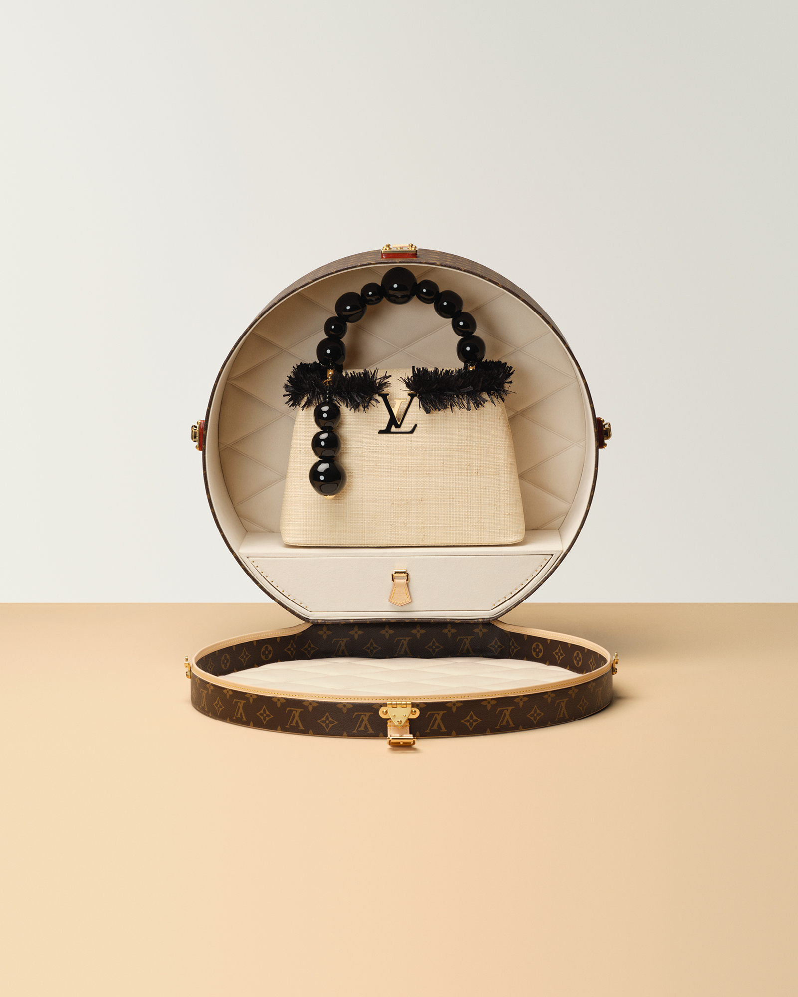 設計師設計的Artycapucines系列手袋,皆會裝在路易威登Monogram圖案的LOUIS VUITTON Boîte Chapeau帽箱中展出。(路易威登提供)