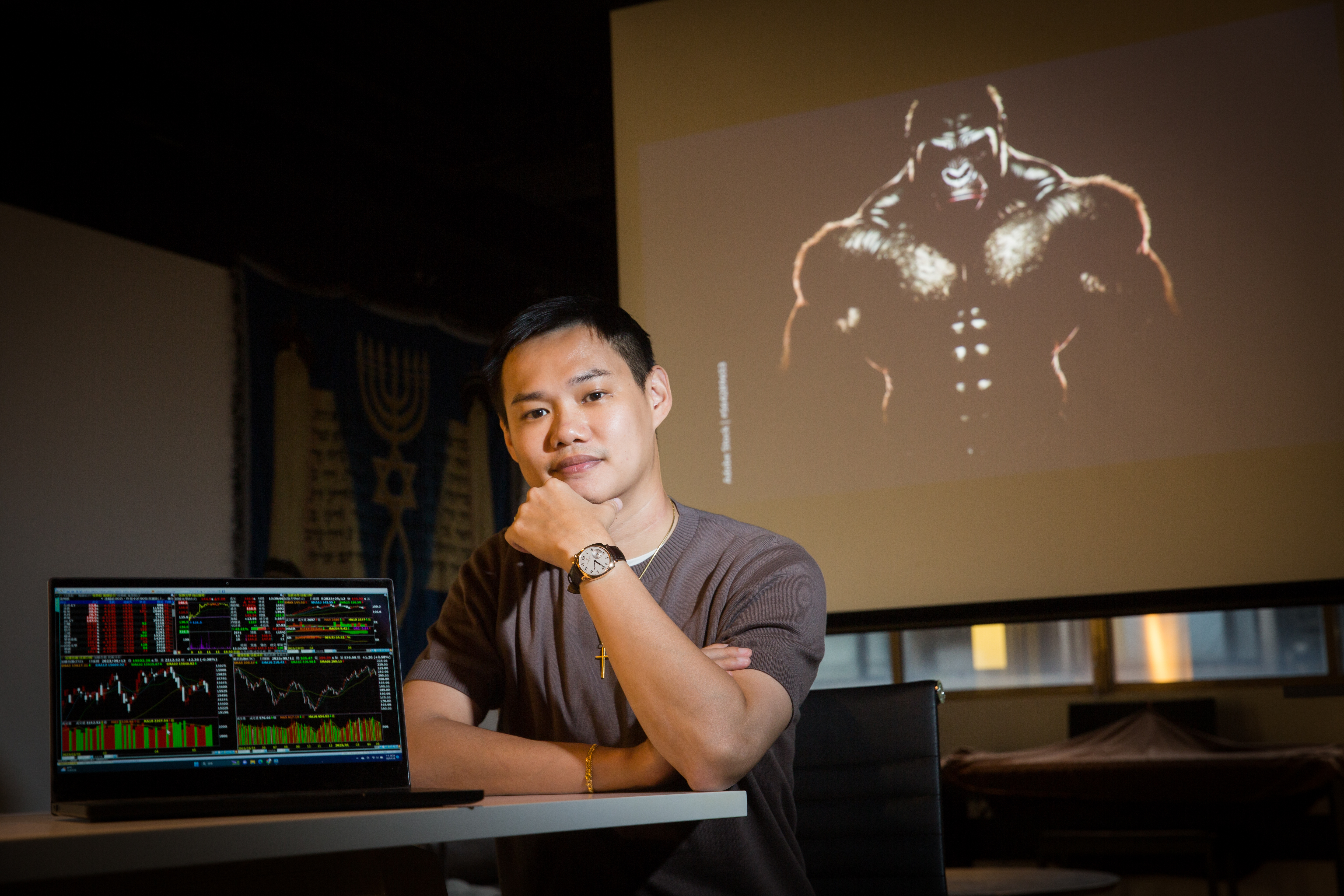 王韋閔靠勤跑法說會，鑽研產業，再帶到量化研究，滾出8位數資產。